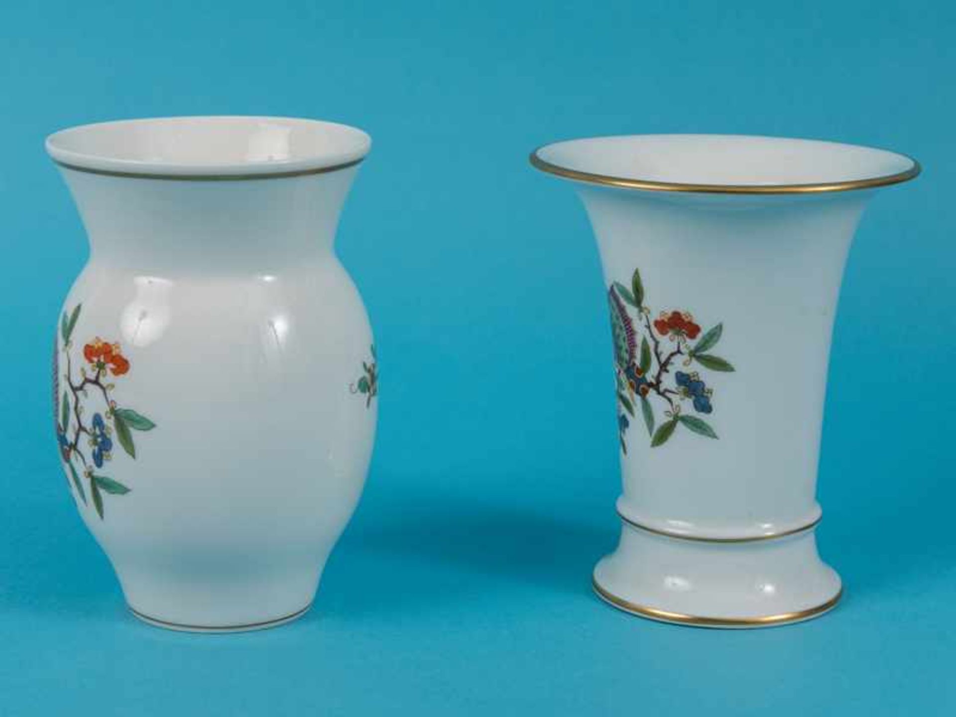 Trichtervase und Balustervase "Bunter chinesischer Schmetterling", Meissen, 20. Jh. Weißporzellan - Image 9 of 9