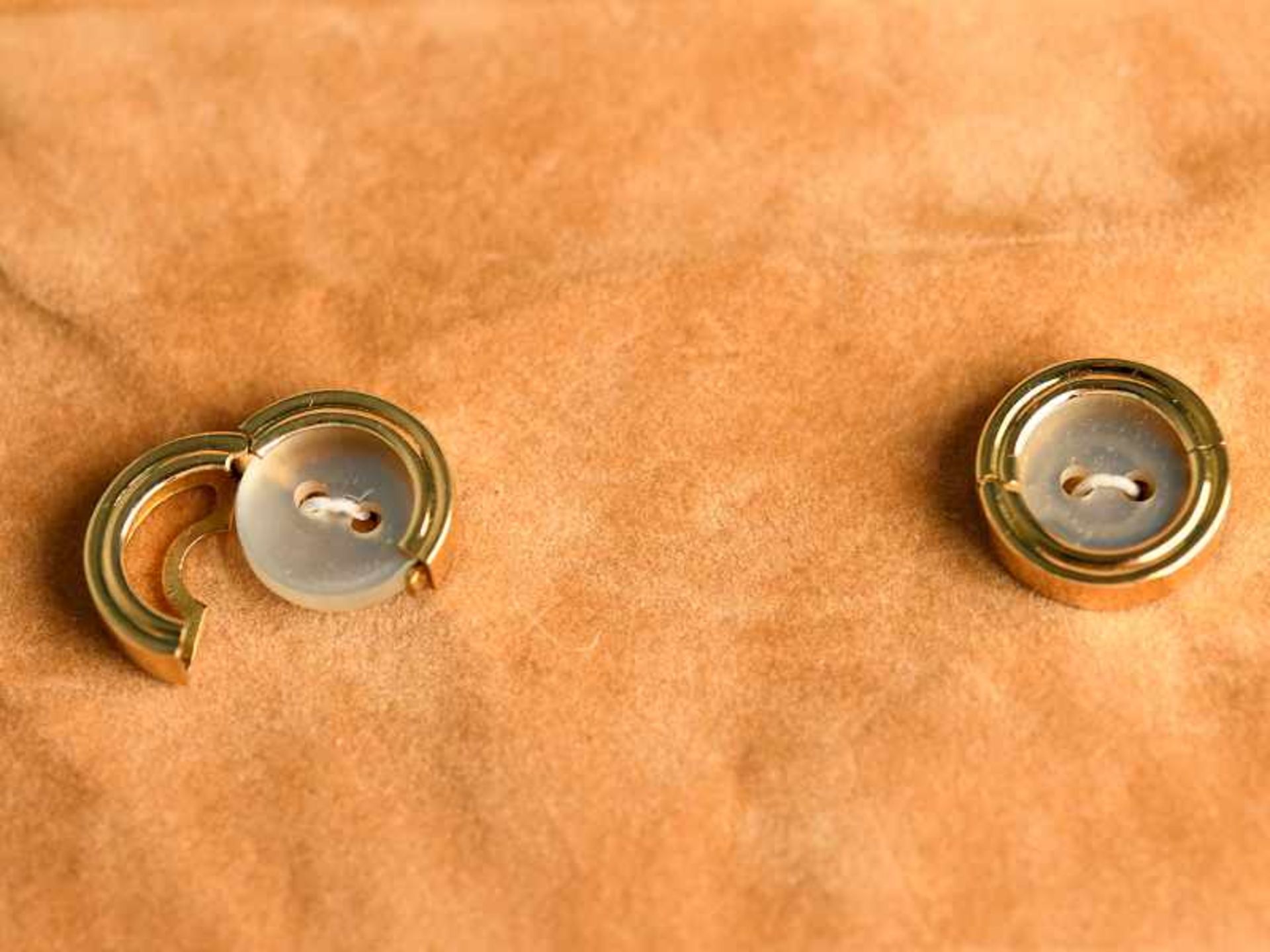 Paar Knopfverzierungen aus Gold, Juweliersarbeit, van der Bauwede, Genève, 20. Jh. 750/- Gelbgold. - Bild 7 aus 9