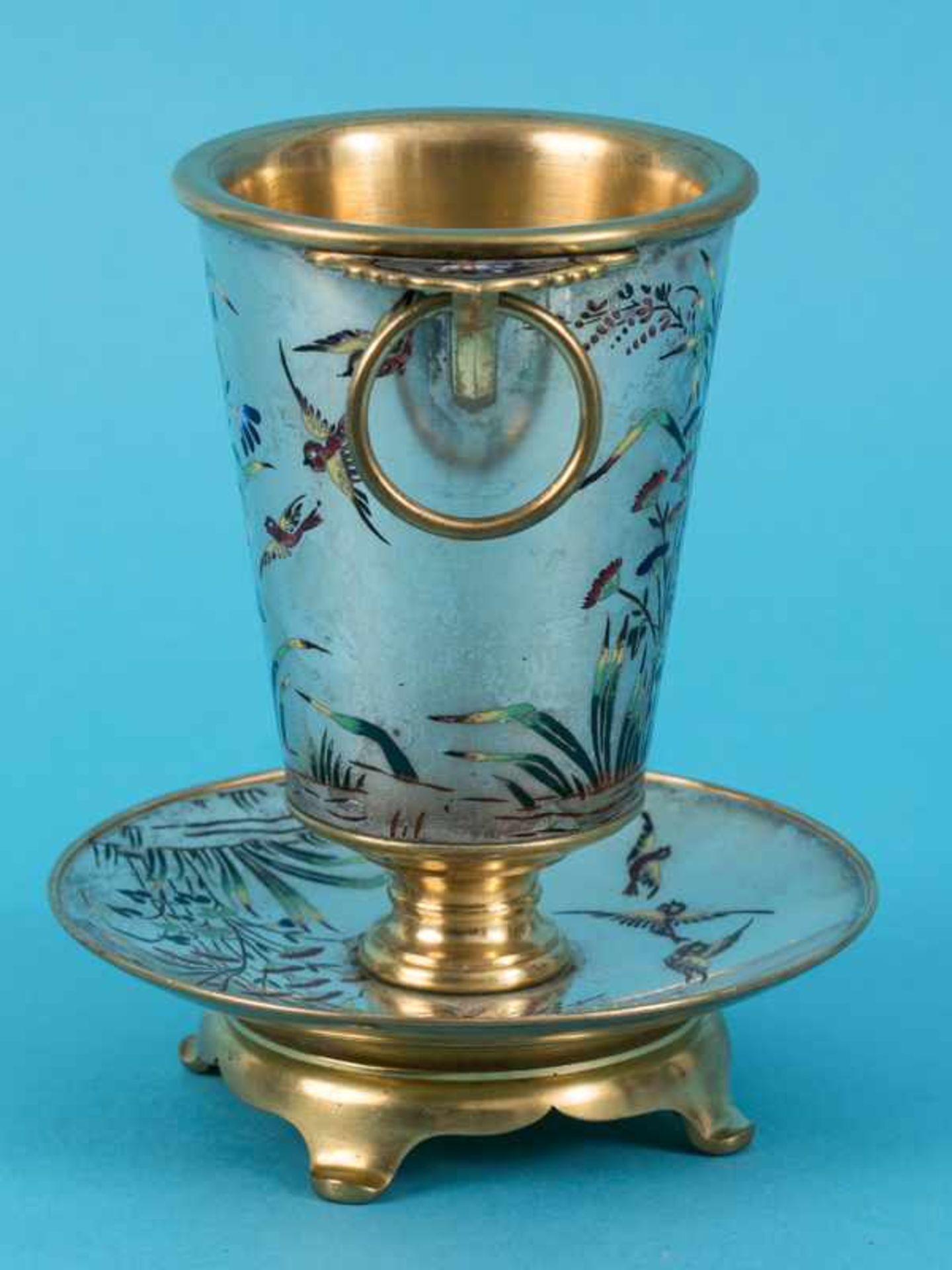 Ringhenkel-Pokal auf Schalenuntersatz mit Champlevé-Emaillierungen, wohl Frankreich, um 1880. - Image 3 of 10