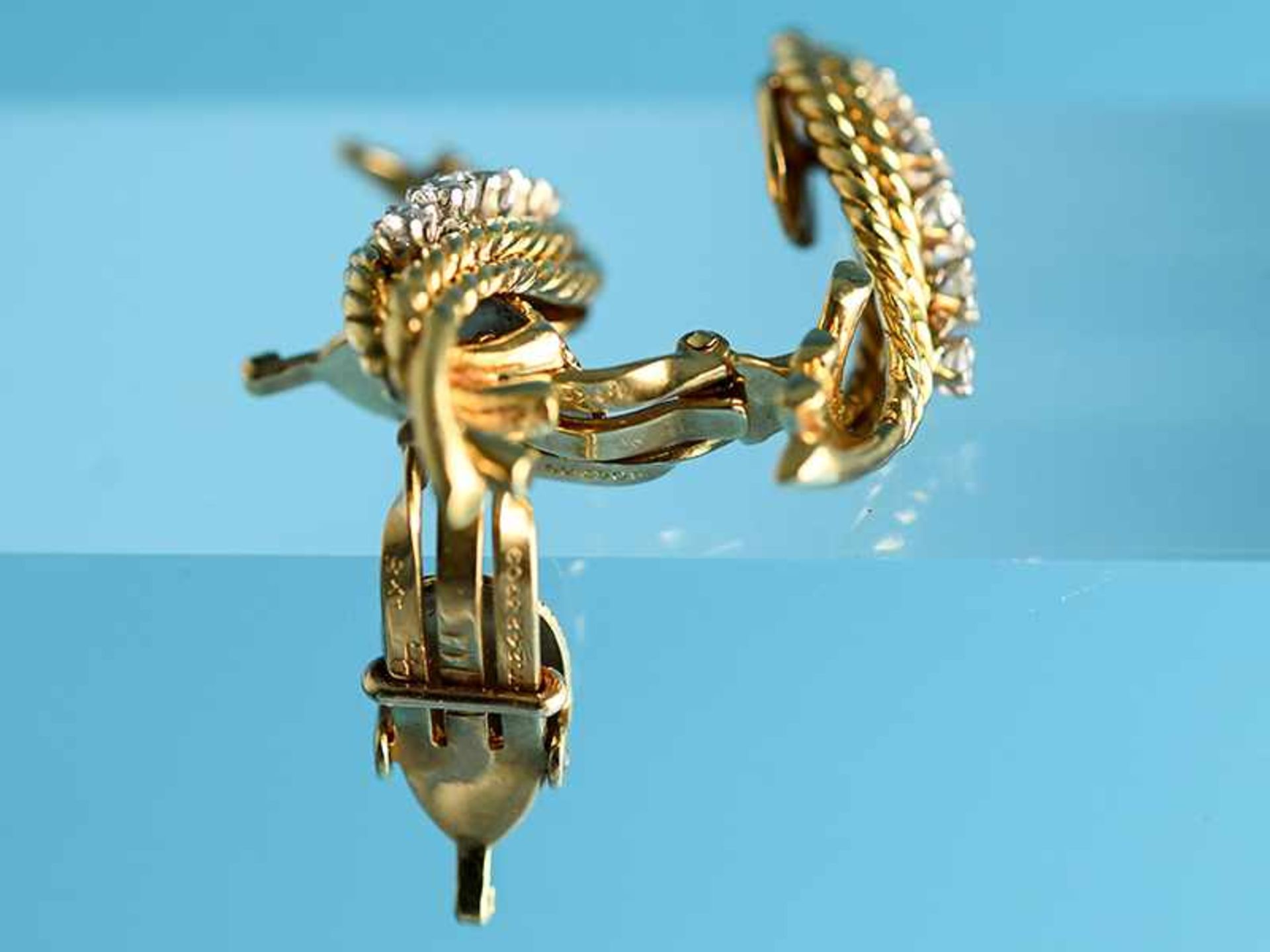 Paar Ohrclips mit 10 Brillanten, zusammen ca. 0,4 ct, wohl USA, 50-er Jahre. 750/- Gelbgold. - Bild 6 aus 7