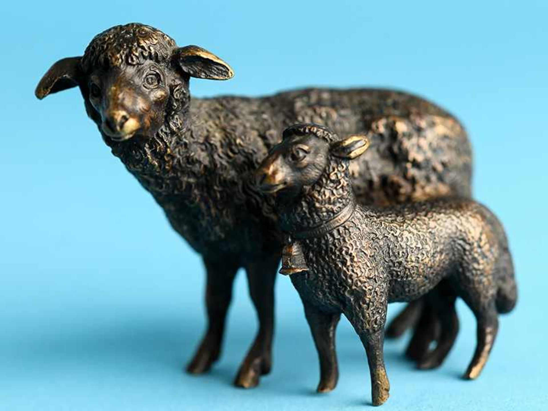 Kleinplastik einer Tiergruppe "Schaf mit Lamm", Wiener Bronze, um 1900. Bronze/ Metallguss, dunkel - Image 2 of 4