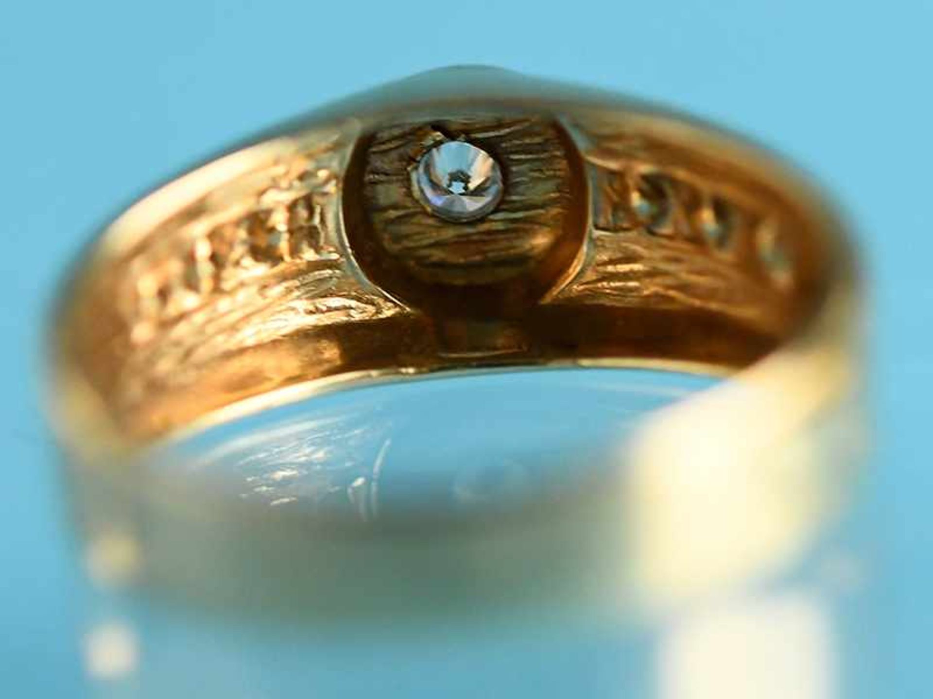 4 verschiedene Ringe mit Rubinen, Saphiren, Smaragden- und Diamanten, 20. Jh. 1.) 585/ -Gelbgold. - Image 12 of 21