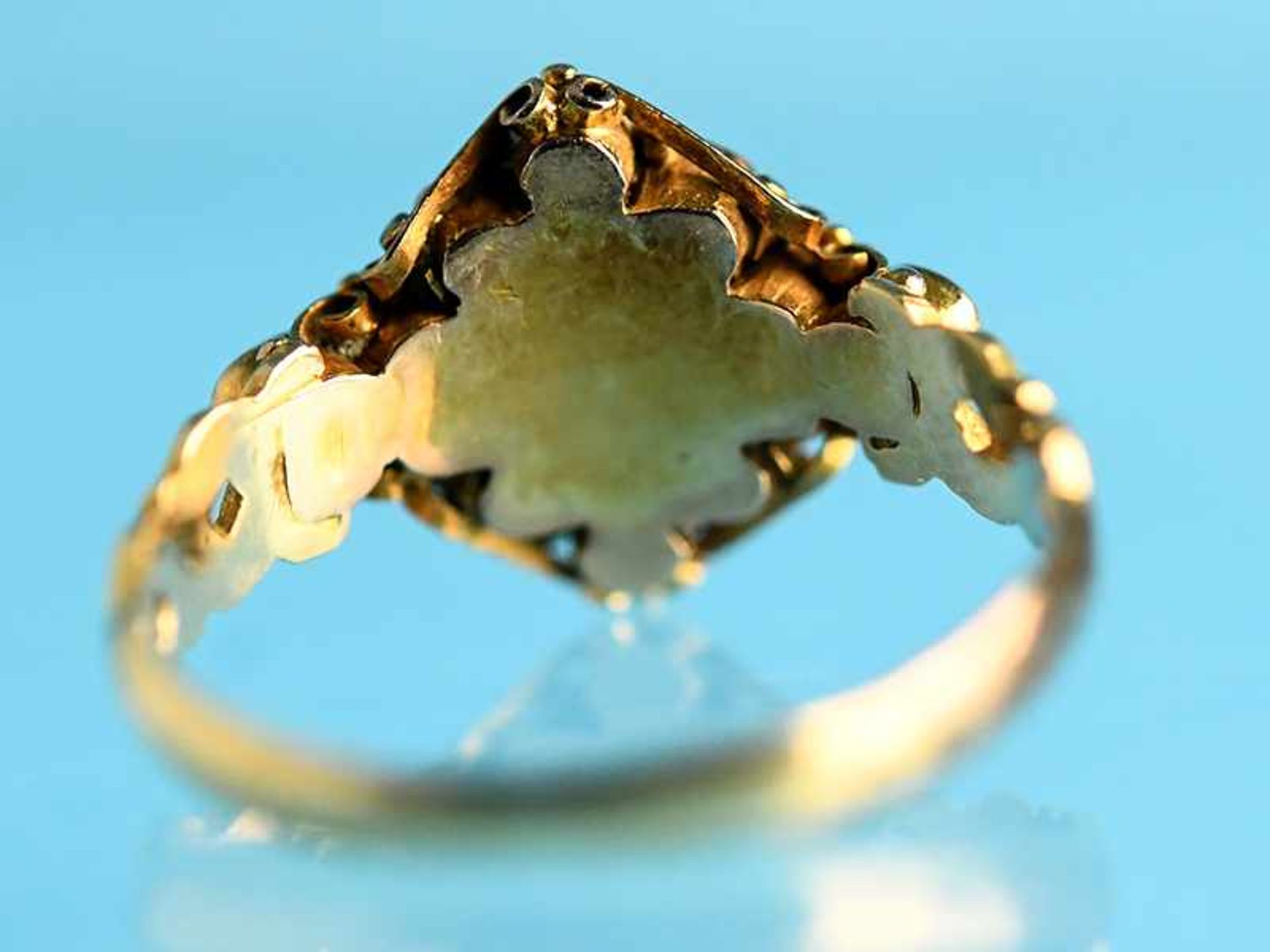 Ring mit roten/ grünen Granatsteinen und Perlen, England, um 1860. 18 ct Gelbgold. Gesamtgewicht ca. - Bild 3 aus 5