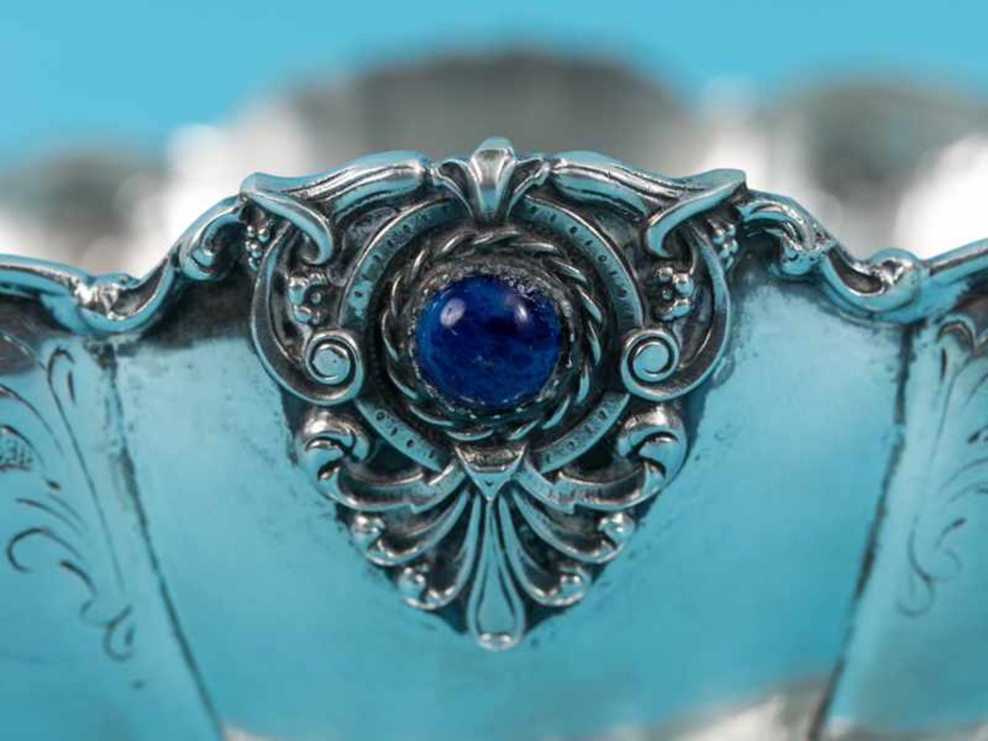 Großer Doppelhenkel-Tafelaufsatz im Barockstil, Italien, 20. Jh. 800/-Silber mit 2 blauen - Image 3 of 14