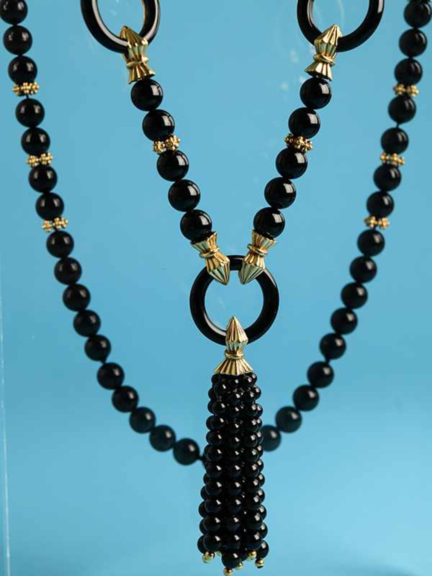 Langes Collier mit Onyx-Kugeln- und Ringen mit verschiedenen, goldenen Zwischen- und