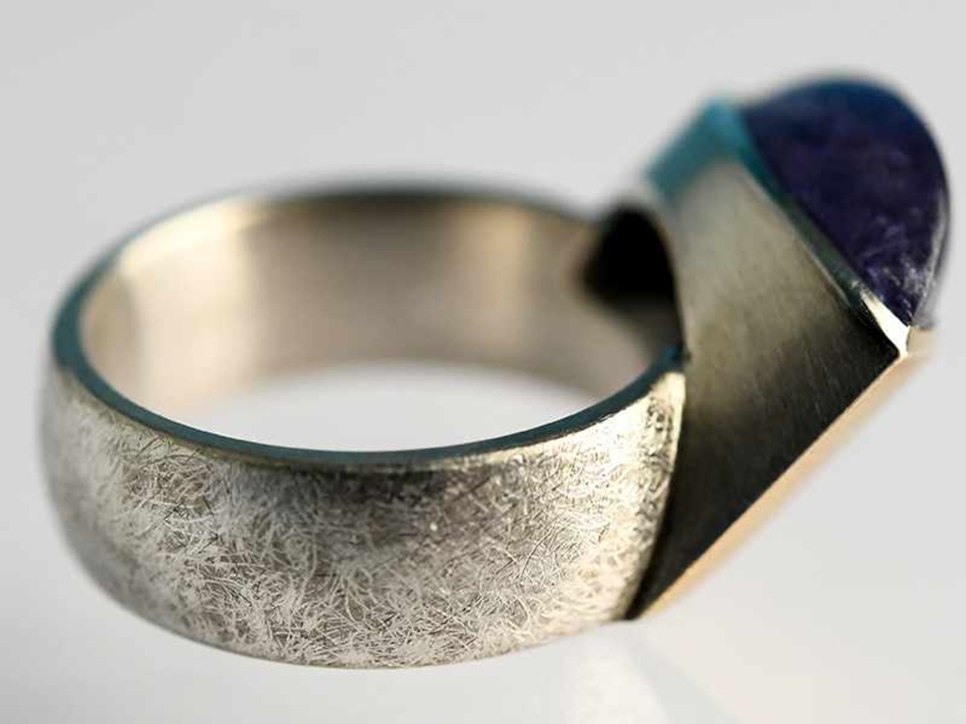 Moderner Ring mit Tansanit-Cabochon, Goldschmiedearbeit, 21. Jh. 925/- Silber und 585/- Gelbgold. - Bild 3 aus 7