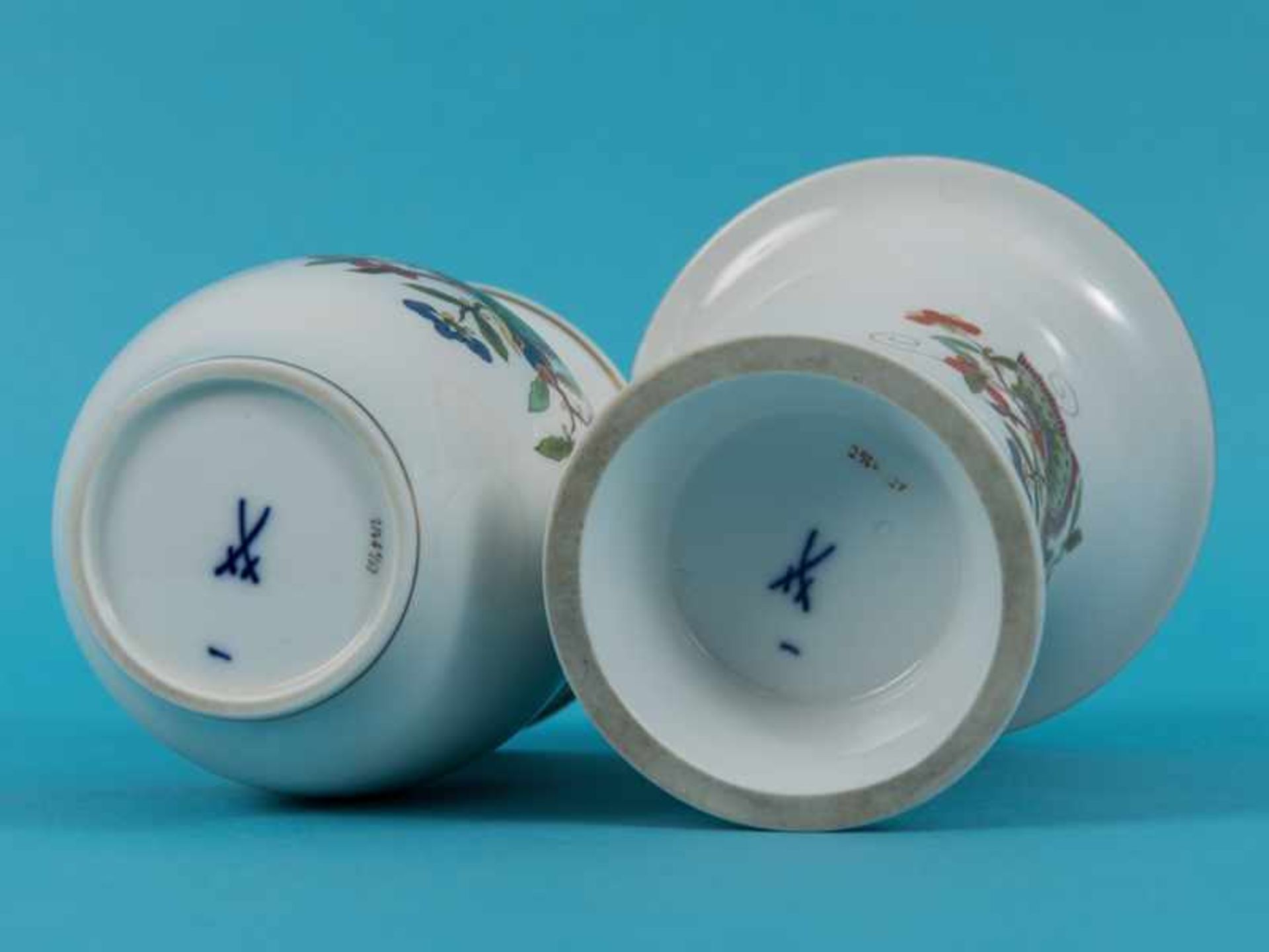 Trichtervase und Balustervase "Bunter chinesischer Schmetterling", Meissen, 20. Jh. Weißporzellan - Image 4 of 9