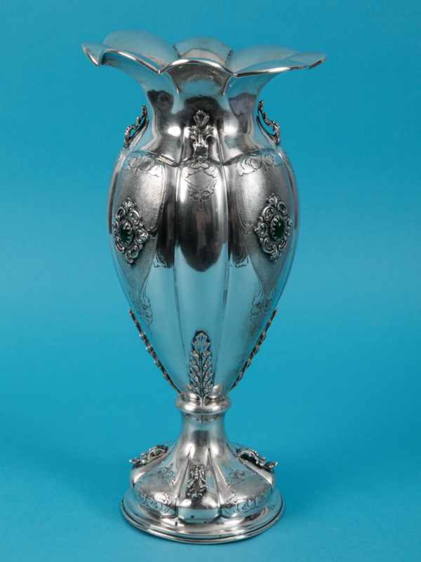 Große Balustervase mit grünem Cabochon-Steinbesatz, wohl Italien, 20. Jh. 800/-Silber, ca. 1033 g. - Image 4 of 12