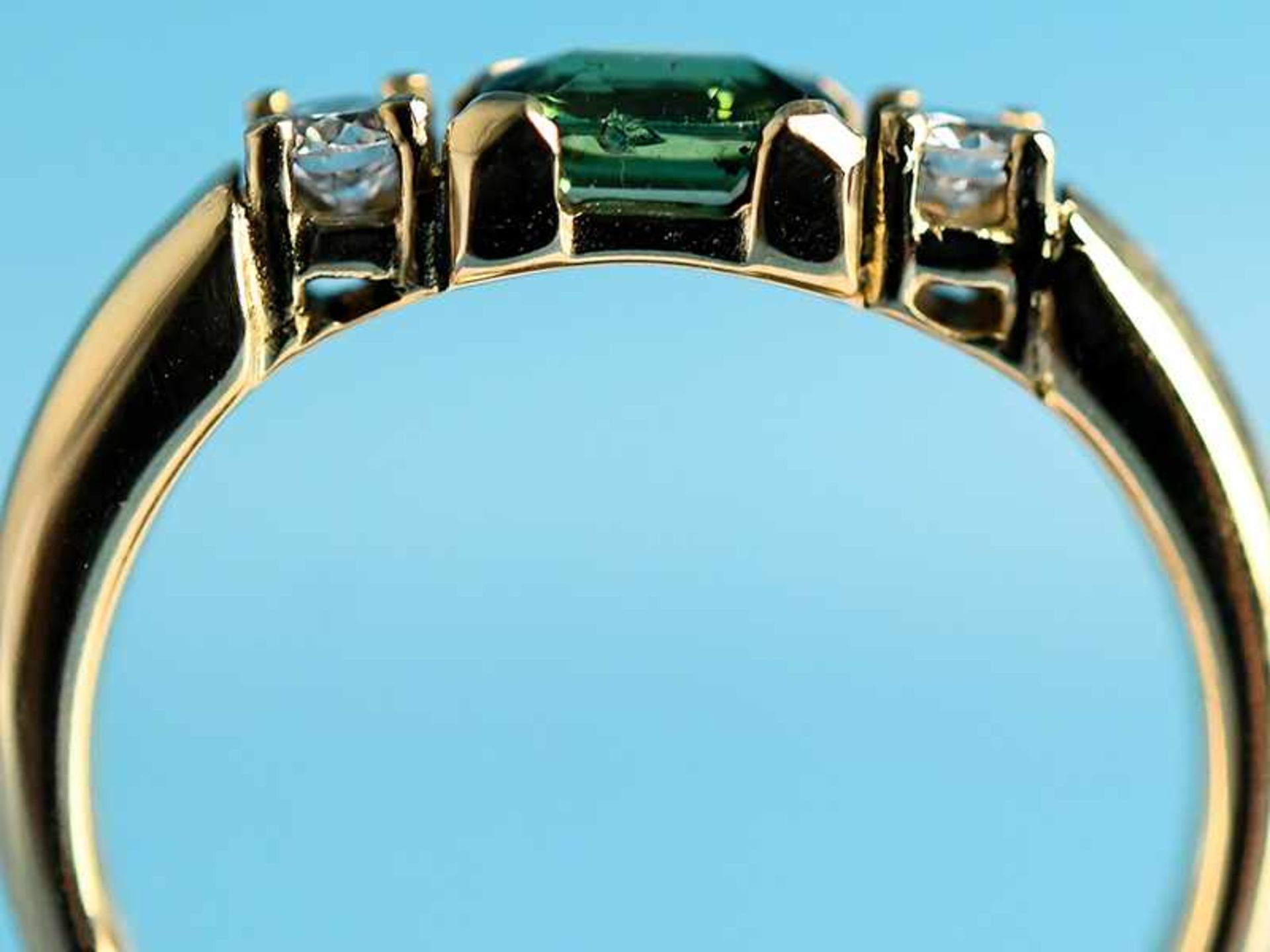 Ring mit Turmalin und 2 Brillanten, zusammen ca. 0,16 ct, Goldschmiedearbeit, 21. Jh. 750/- - Bild 5 aus 11