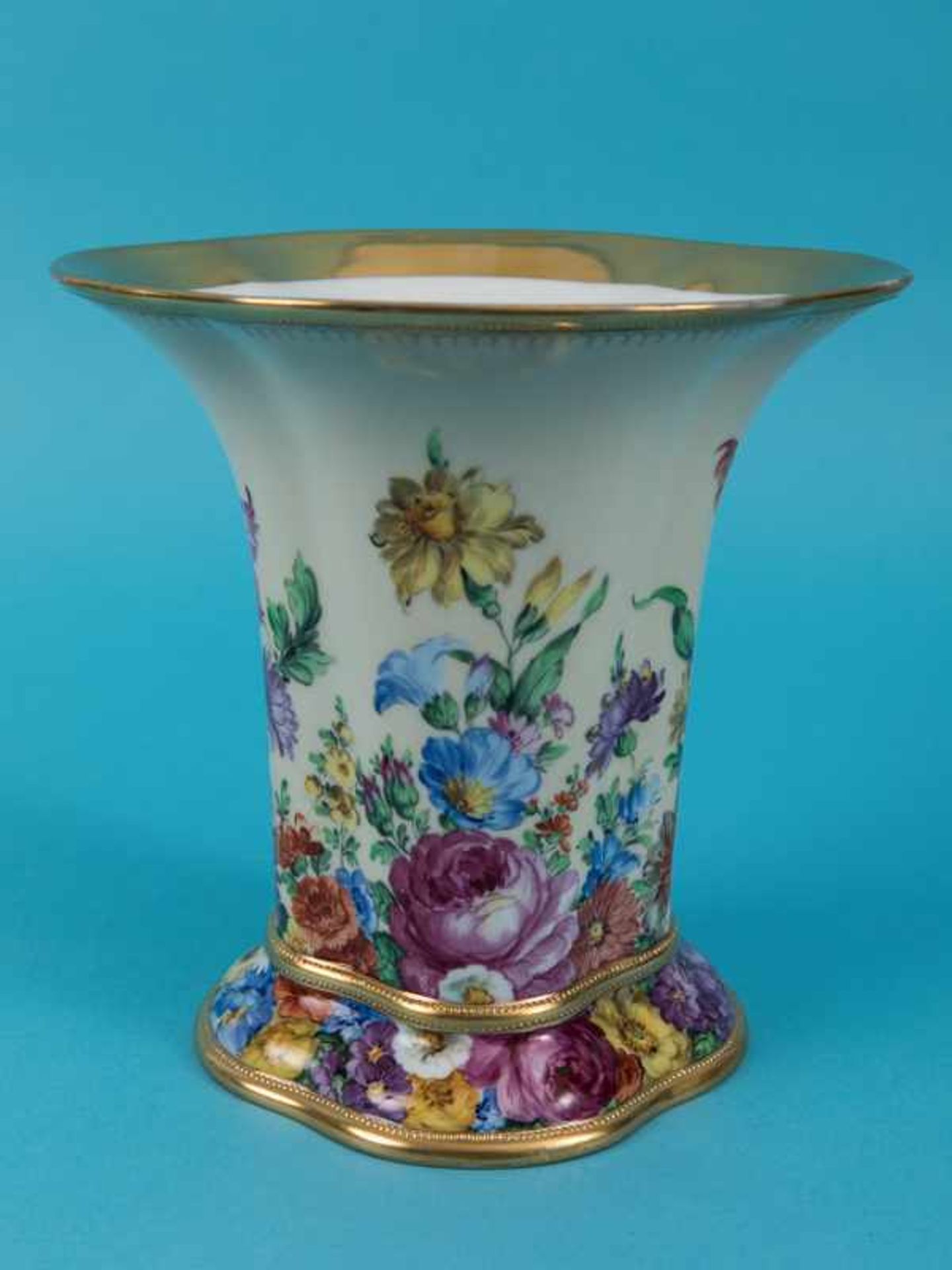 Vase mit Blumenmalerei, Adolph Hamann, Dresden, 1. Hälfte 20. Jh. Weißporzellan mit polychromer