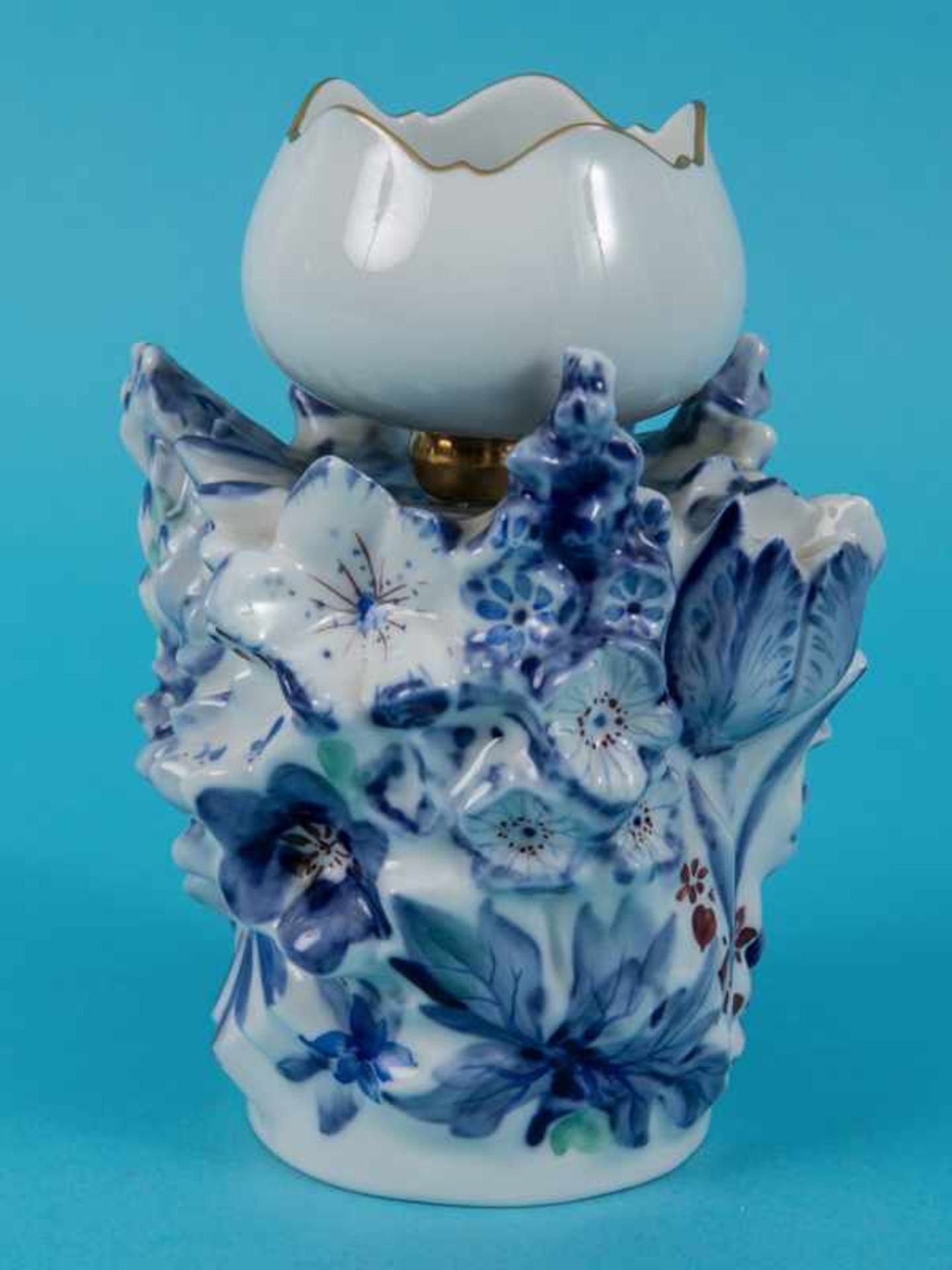 Kerzenhalter auf Blumensockel, Meissen, 2. Hälfte 20. Jh. Weißporzellan mit unter Glasur blauer
