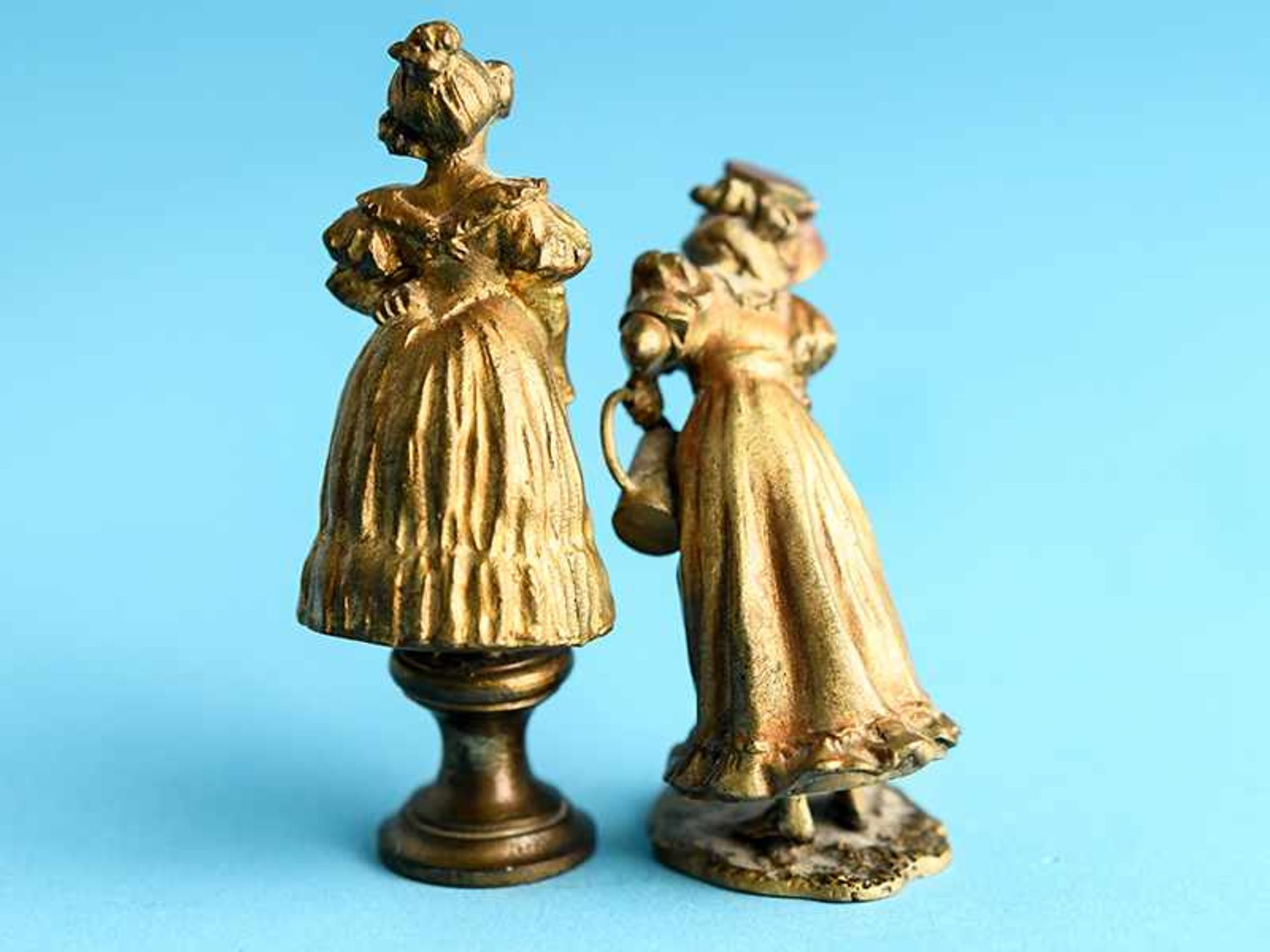 2 Kleinplastiken "Biedermeier-Damen mit Blumen", Wiener Bronze, Anf. 20. Jh. Messing-/ Bronzeguss - Image 3 of 12