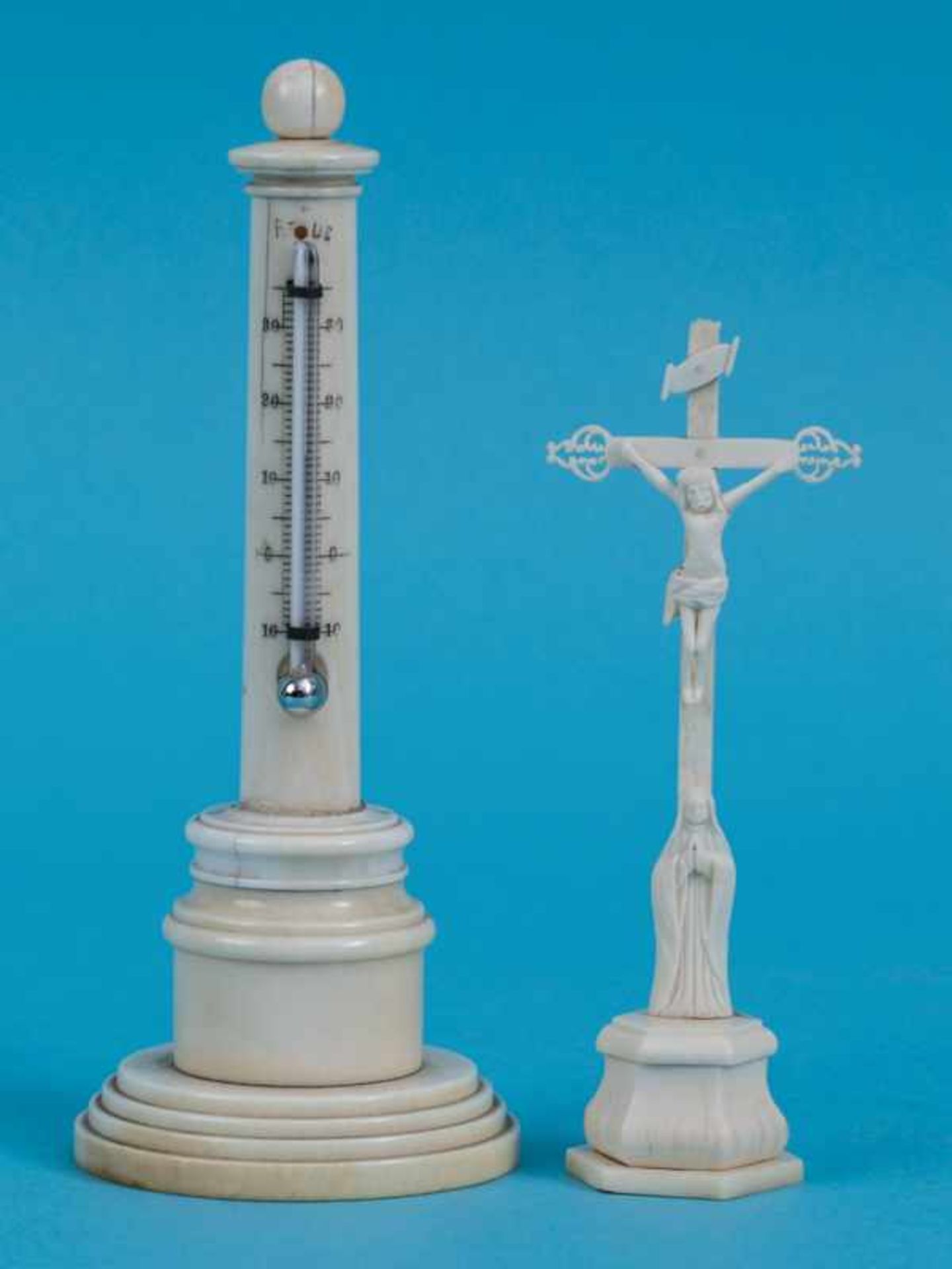 Tisch-Thermometer-Säule und Miniatur-Kruzifix-Gruppe, Ende 19. Jh. Elfenbein/ Bein, geschnitzt; 1)