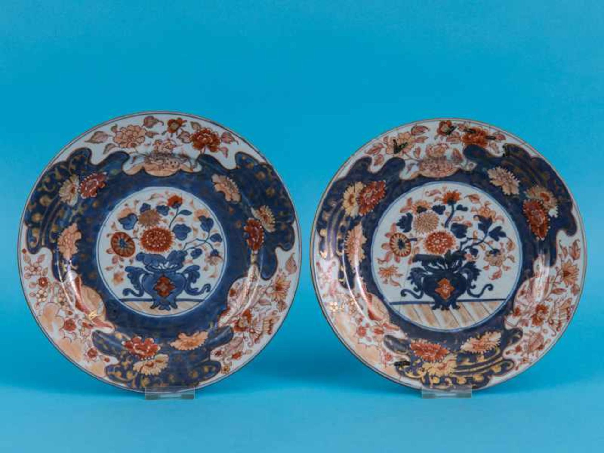 Paar Imari-Teller, China, Kangxi-Periode, um 1660 - 1720. Porzellan mit unter Glasur blauem Dekor