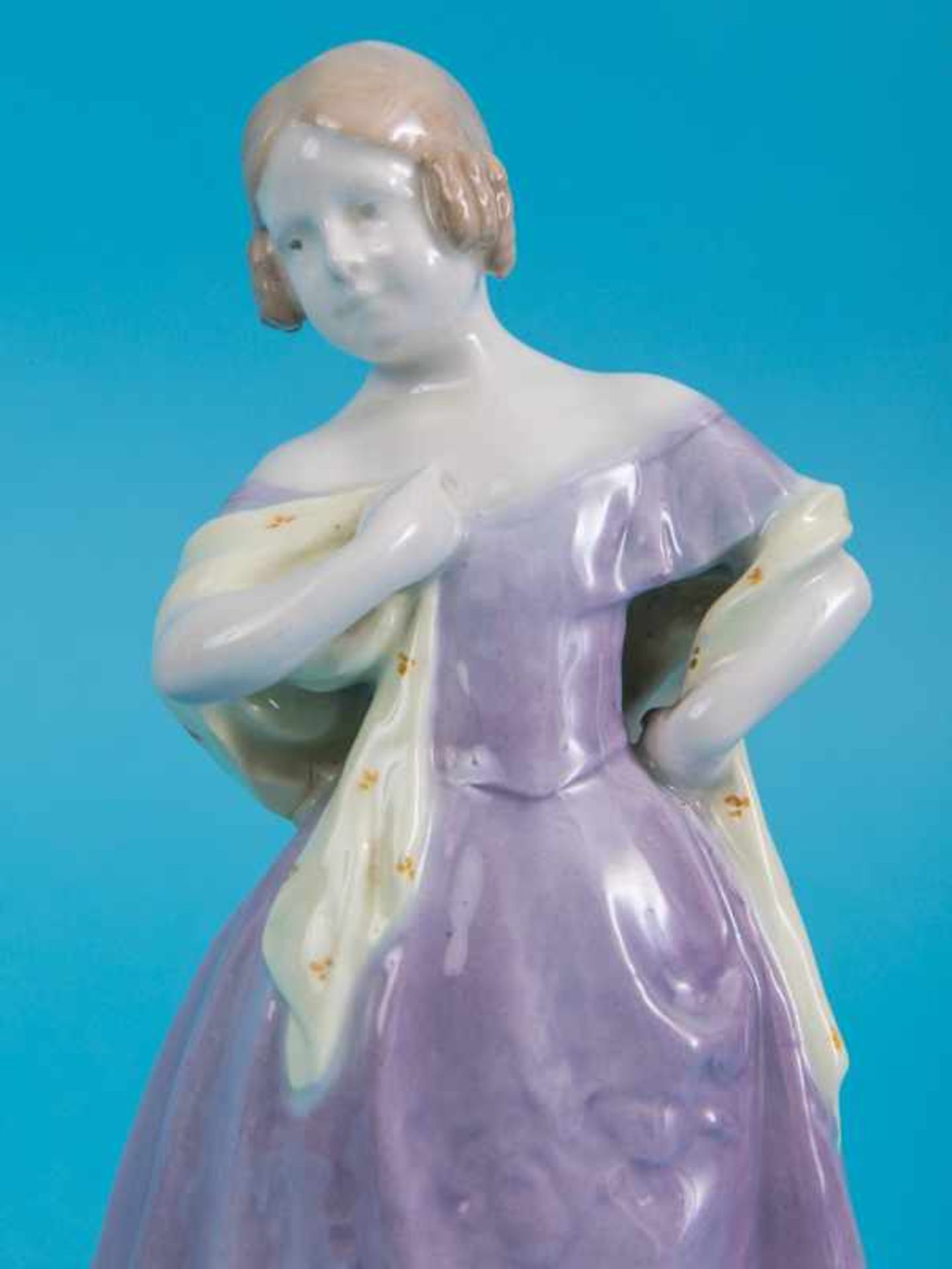 Figur eines Biedermeier-Mädchens, Entwurf: E. Tell, Friedrich Goldscheider/ Wien, Anfang 20. Jh. - Bild 3 aus 8