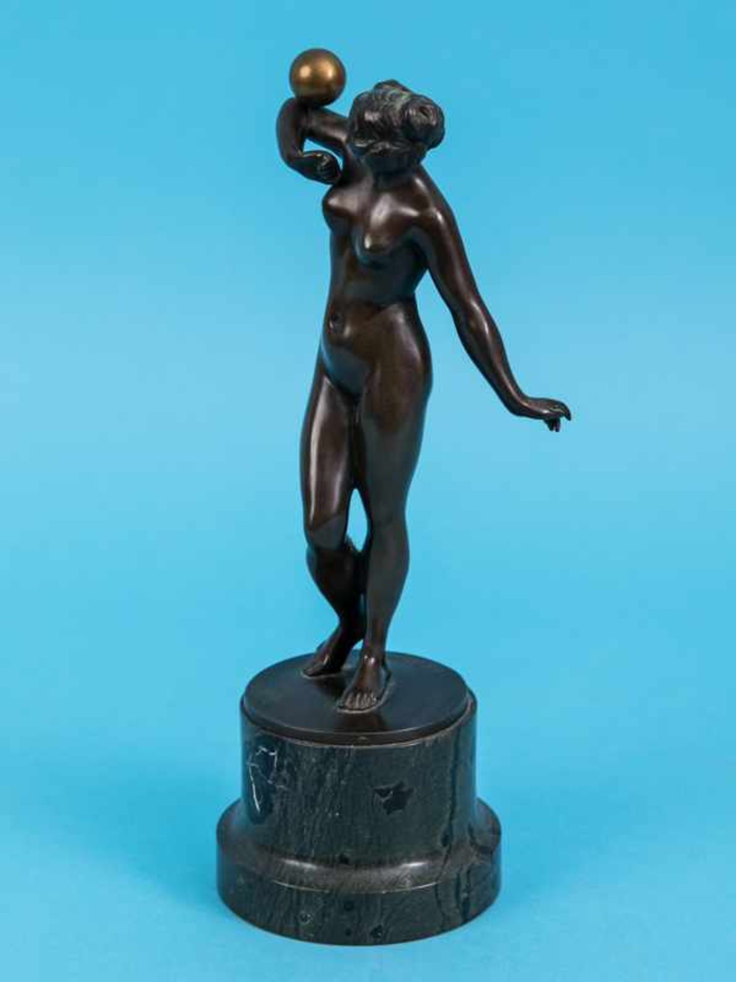Bildhauer um 1900 (bez. "F. Richter"). Bronzeplastik "Kugelbalancierender weiblicher Akt" auf - Bild 5 aus 7