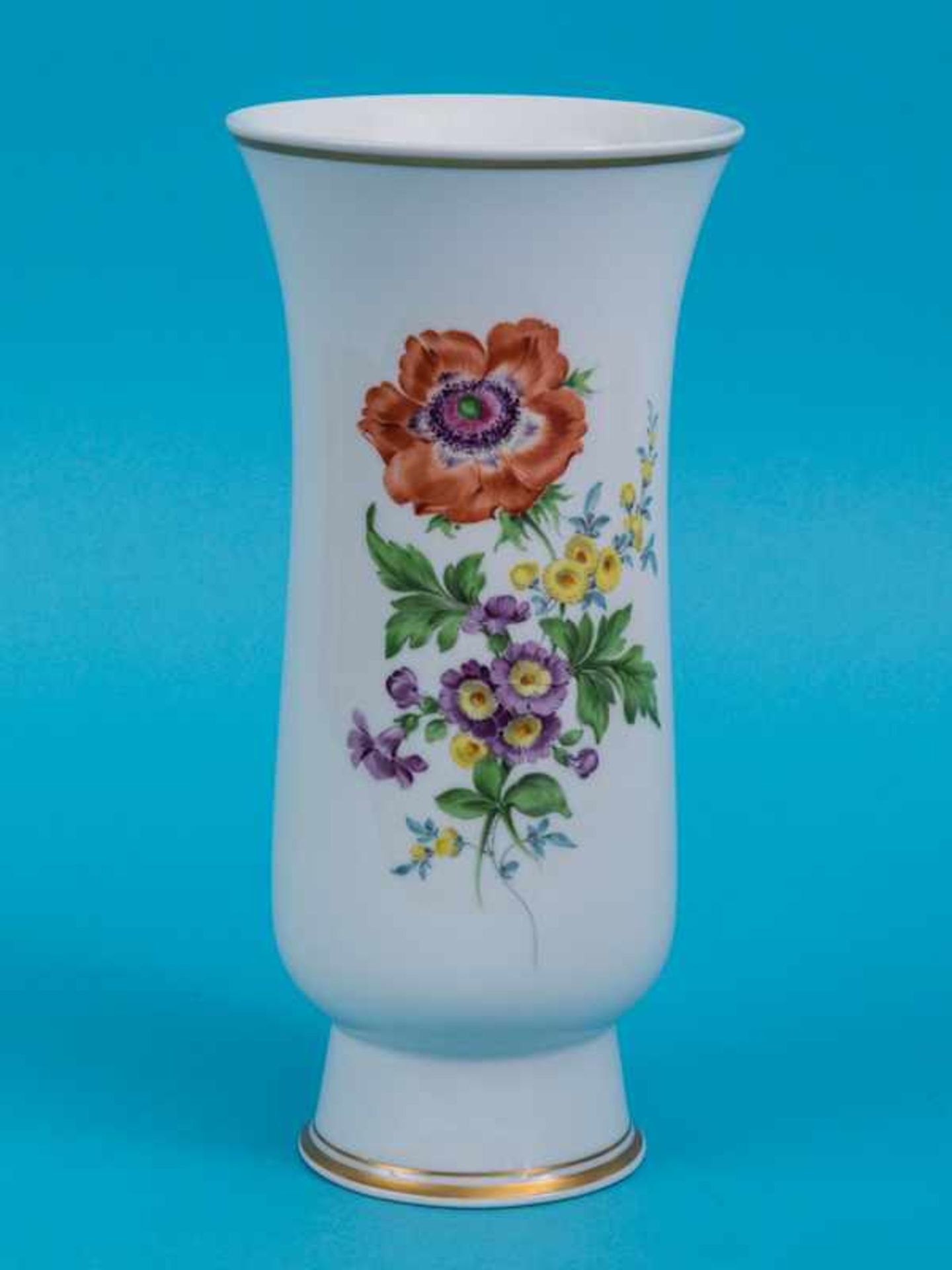 Vase "Deutsche Blume", Meissen, 20. Jh. Weißporzellan mit polychromer "Blume 3"-Dekorbemalung und