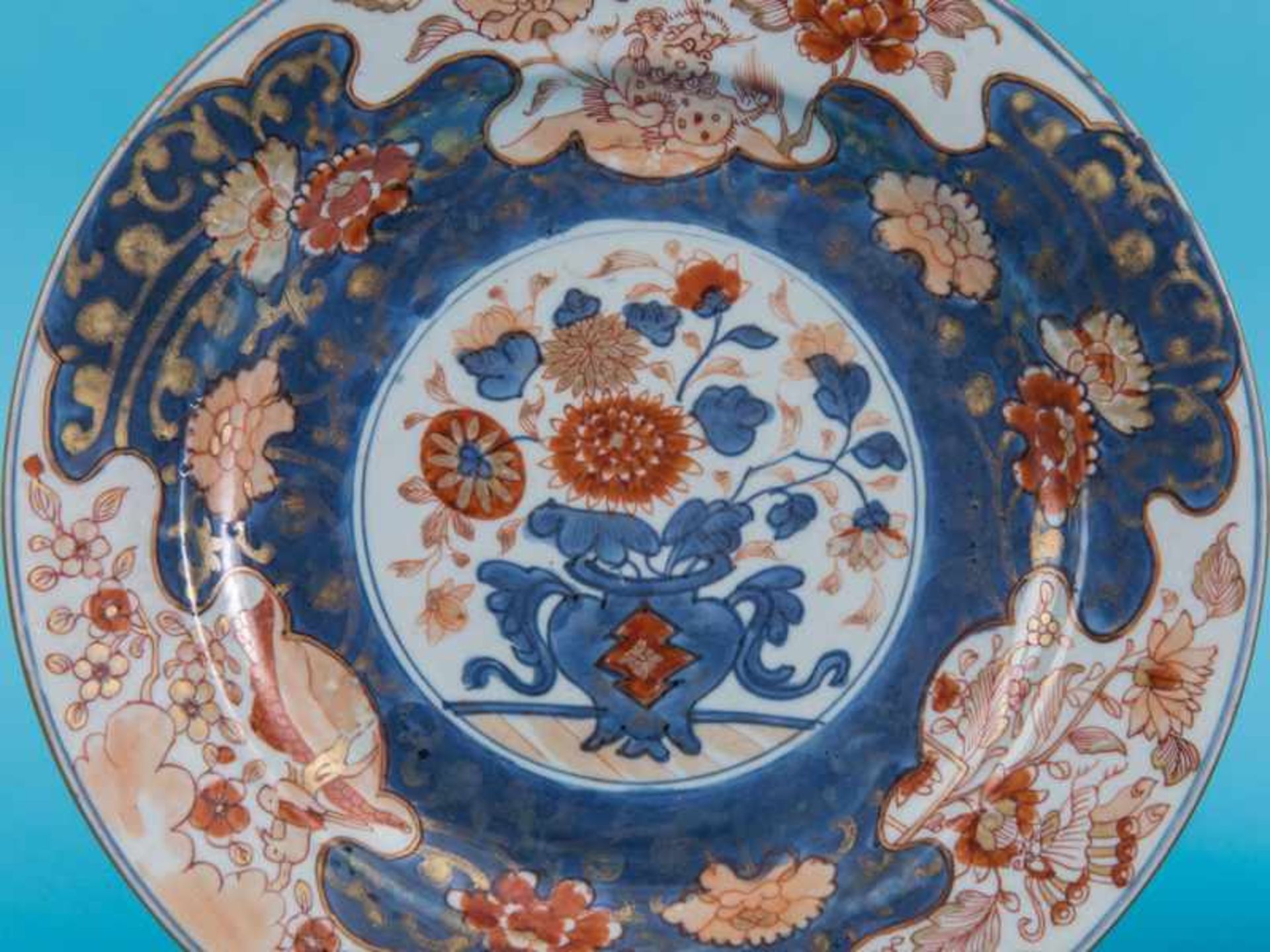 Paar Imari-Teller, China, Kangxi-Periode, um 1660 - 1720. Porzellan mit unter Glasur blauem Dekor - Bild 2 aus 5