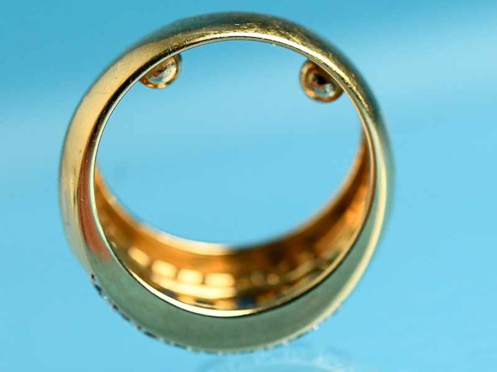 Bandring mit 21 Saphircarrés und 18 Achtkant-Diamanten, 90-er Jahre. 750/- Gelbgold. Gesamtgewicht - Image 4 of 4