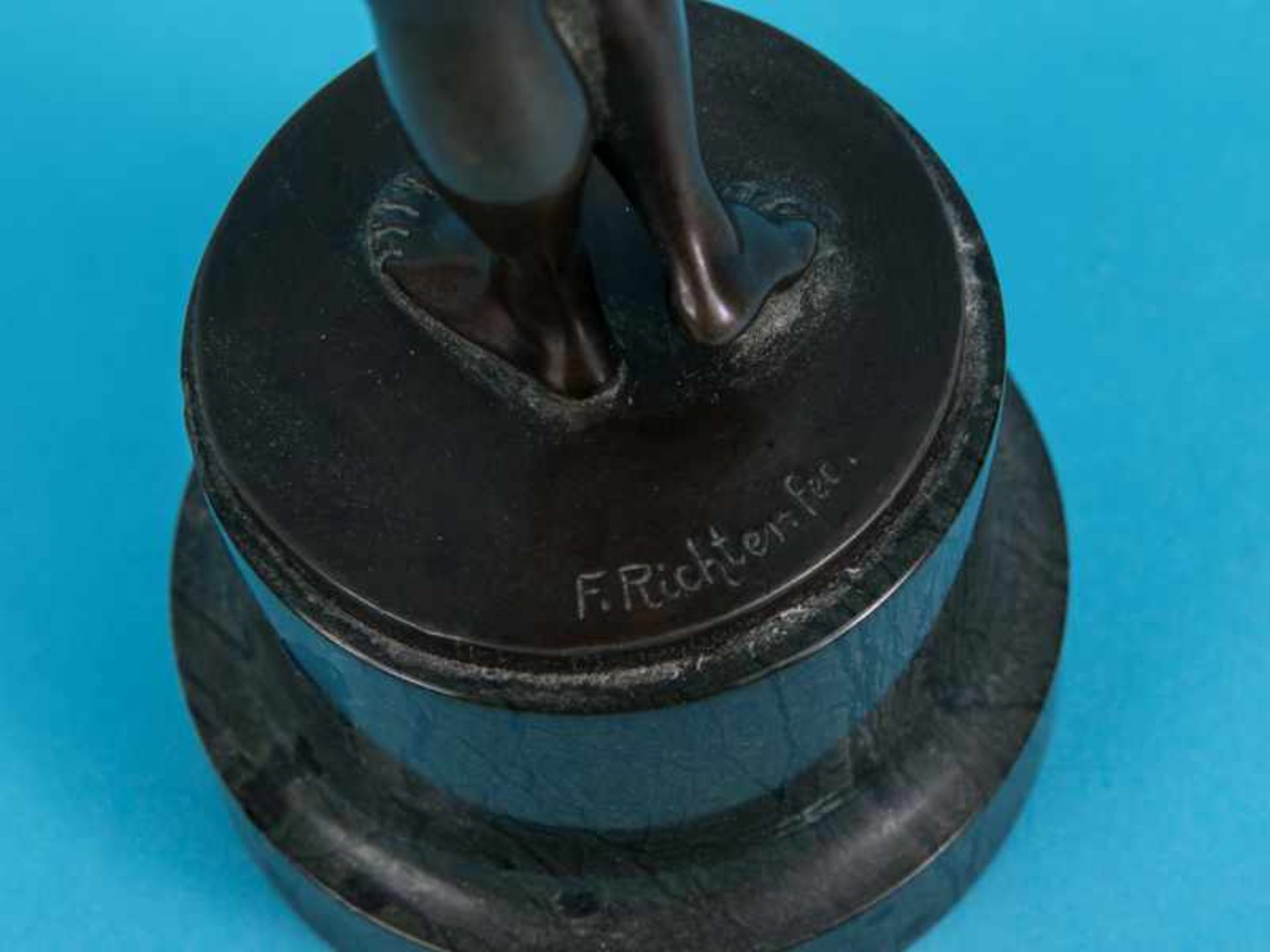 Bildhauer um 1900 (bez. "F. Richter"). Bronzeplastik "Kugelbalancierender weiblicher Akt" auf - Bild 4 aus 7