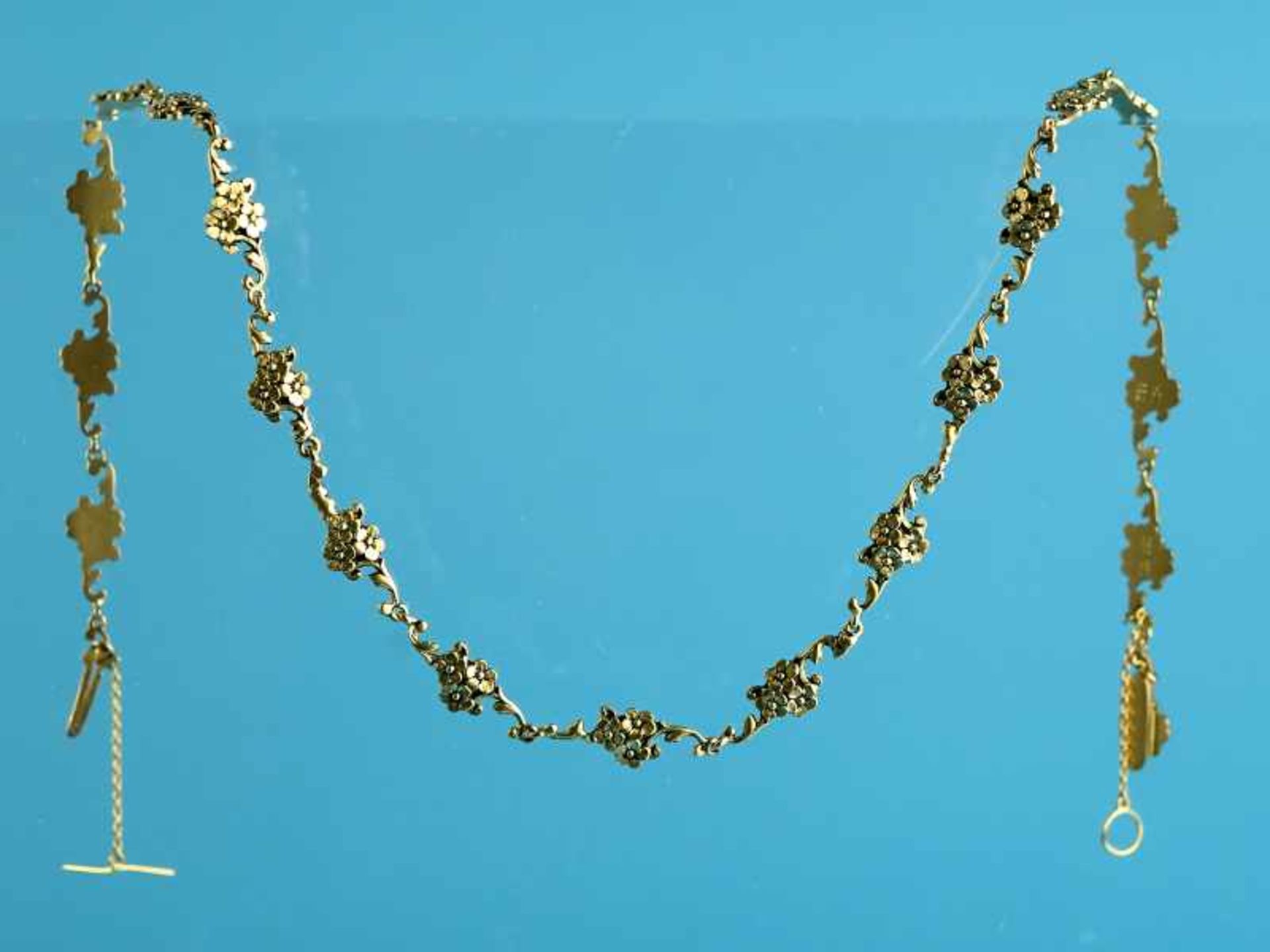 Collier mit Blütendekor, Goldschmiedearbeit, um 1900. 585/- Gelbgold. Gesamtgewicht ca. 14,5 g.