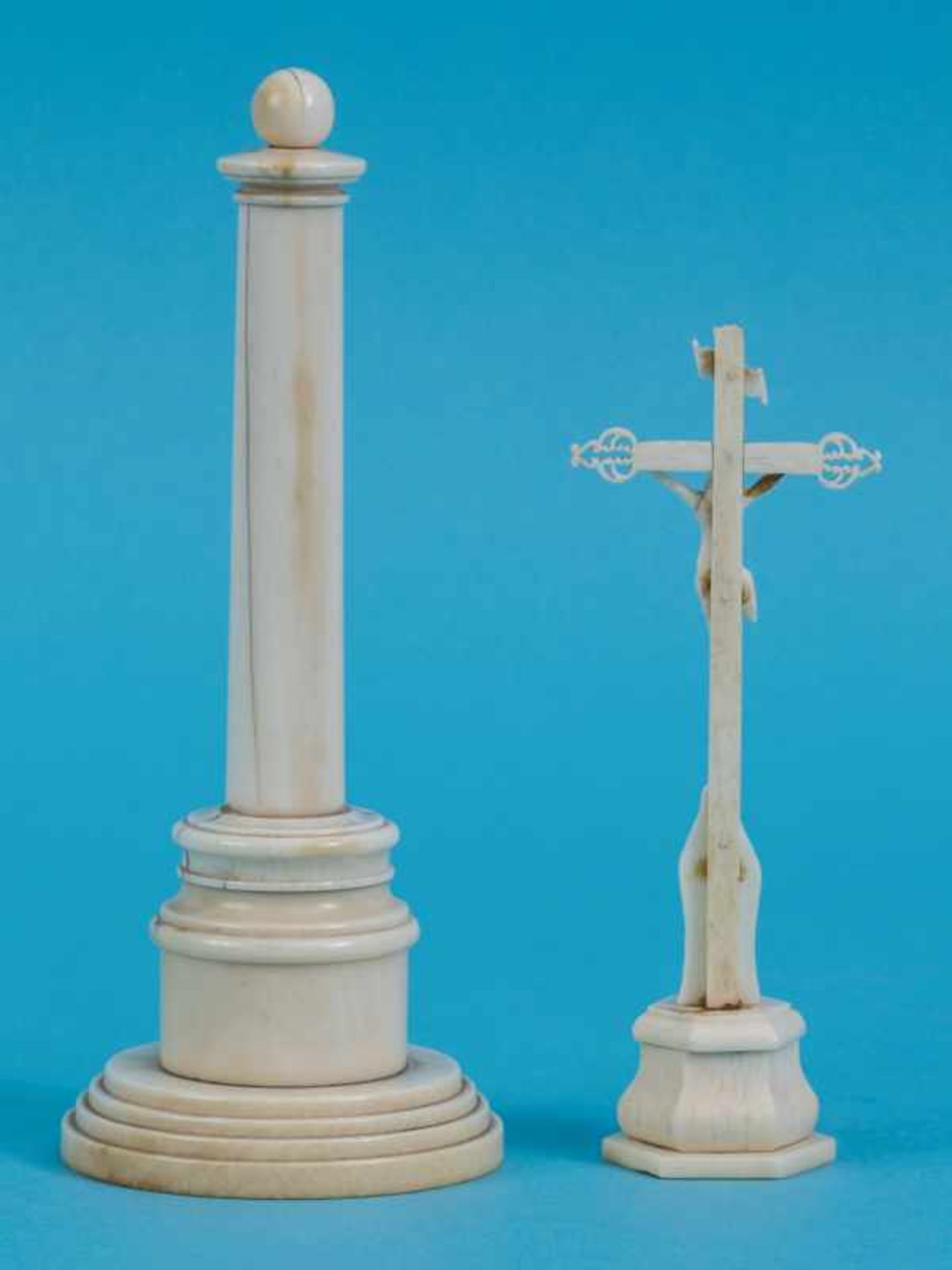 Tisch-Thermometer-Säule und Miniatur-Kruzifix-Gruppe, Ende 19. Jh. Elfenbein/ Bein, geschnitzt; 1) - Bild 2 aus 5