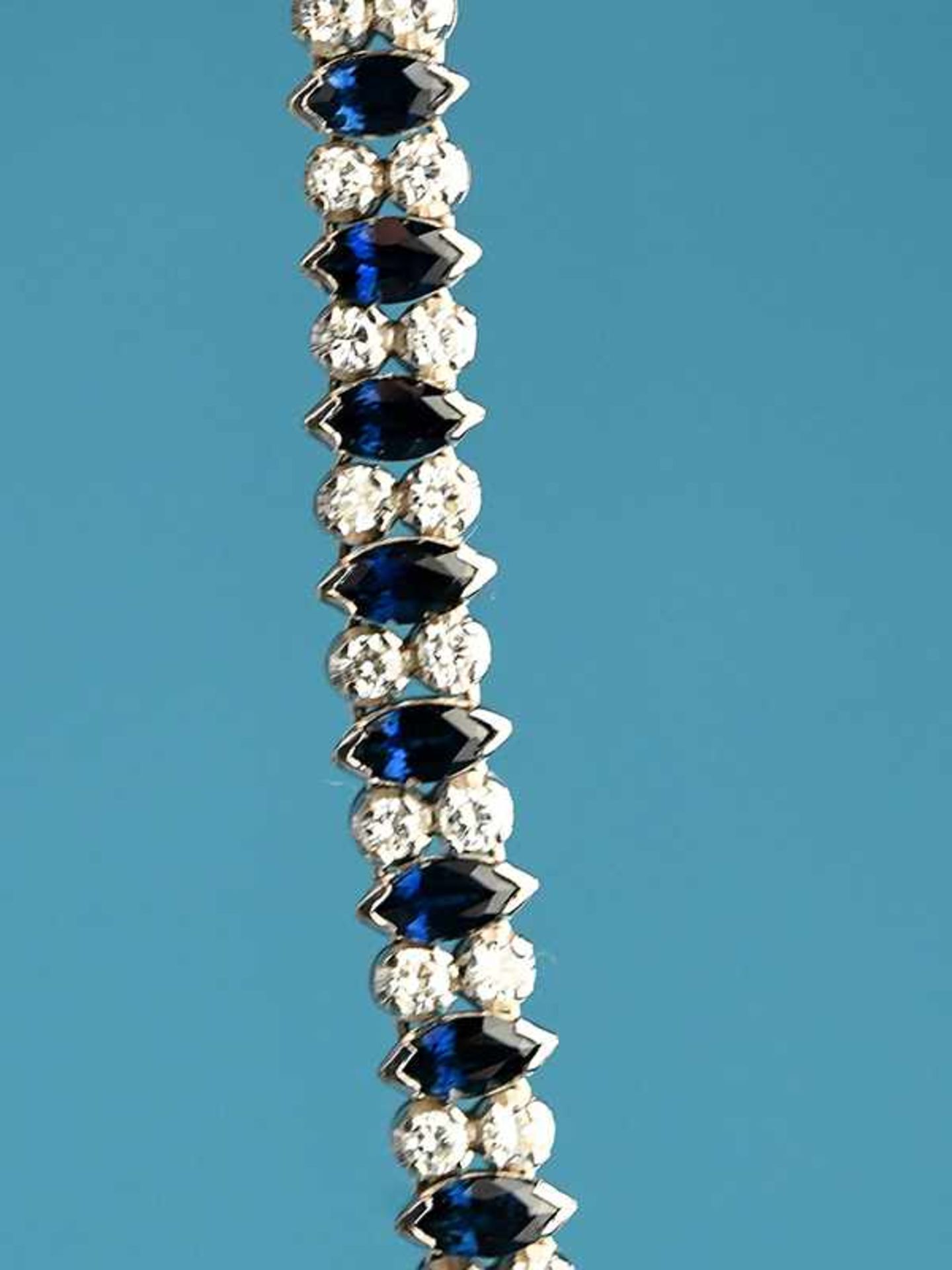 Armband mit 29 Saphire, zusammen ca. 9,30 ct und 58 Brillanten, zus. ca. 2,60 ct, Juweliersarbeit, - Bild 4 aus 4