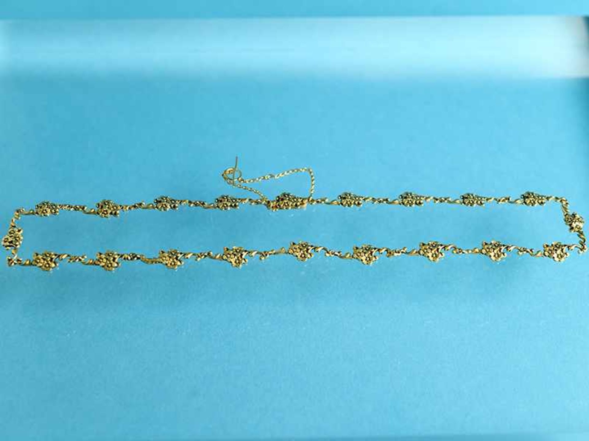 Collier mit Blütendekor, Goldschmiedearbeit, um 1900. 585/- Gelbgold. Gesamtgewicht ca. 14,5 g. - Bild 4 aus 4