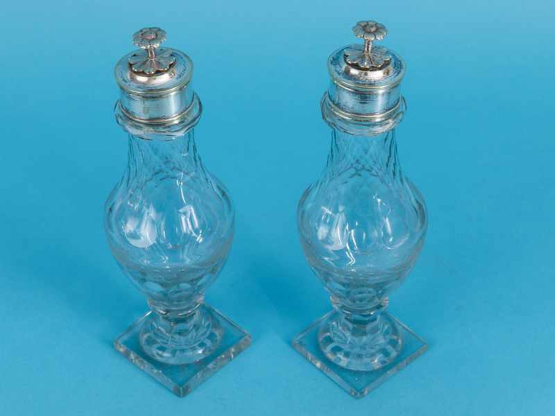 Paar Kristall-Balustervasen, wohl England oder Frankreich, 1. Hälfte 19. Jh. Farbloses Kristall/ - Bild 2 aus 5