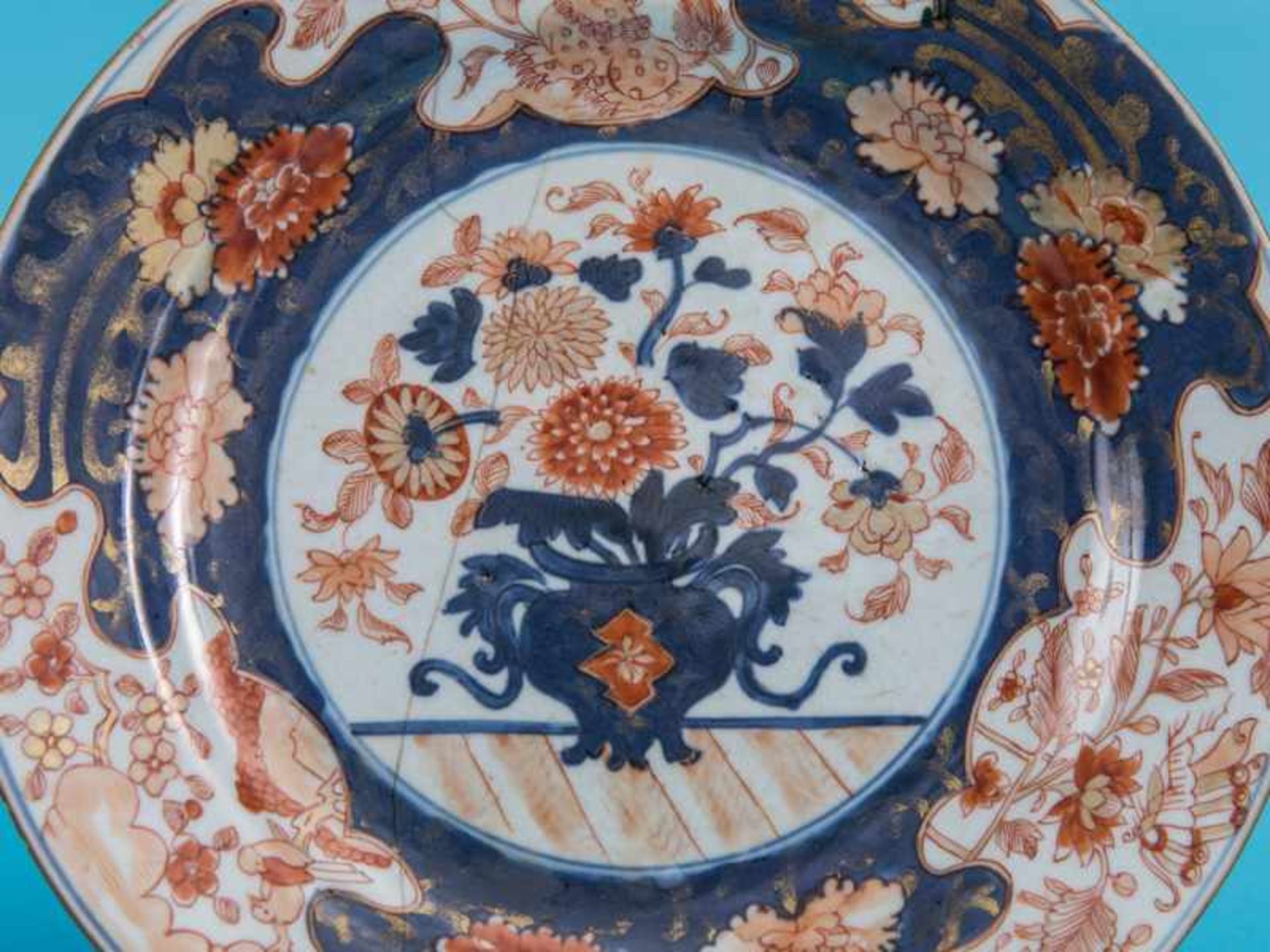Paar Imari-Teller, China, Kangxi-Periode, um 1660 - 1720. Porzellan mit unter Glasur blauem Dekor - Bild 3 aus 5