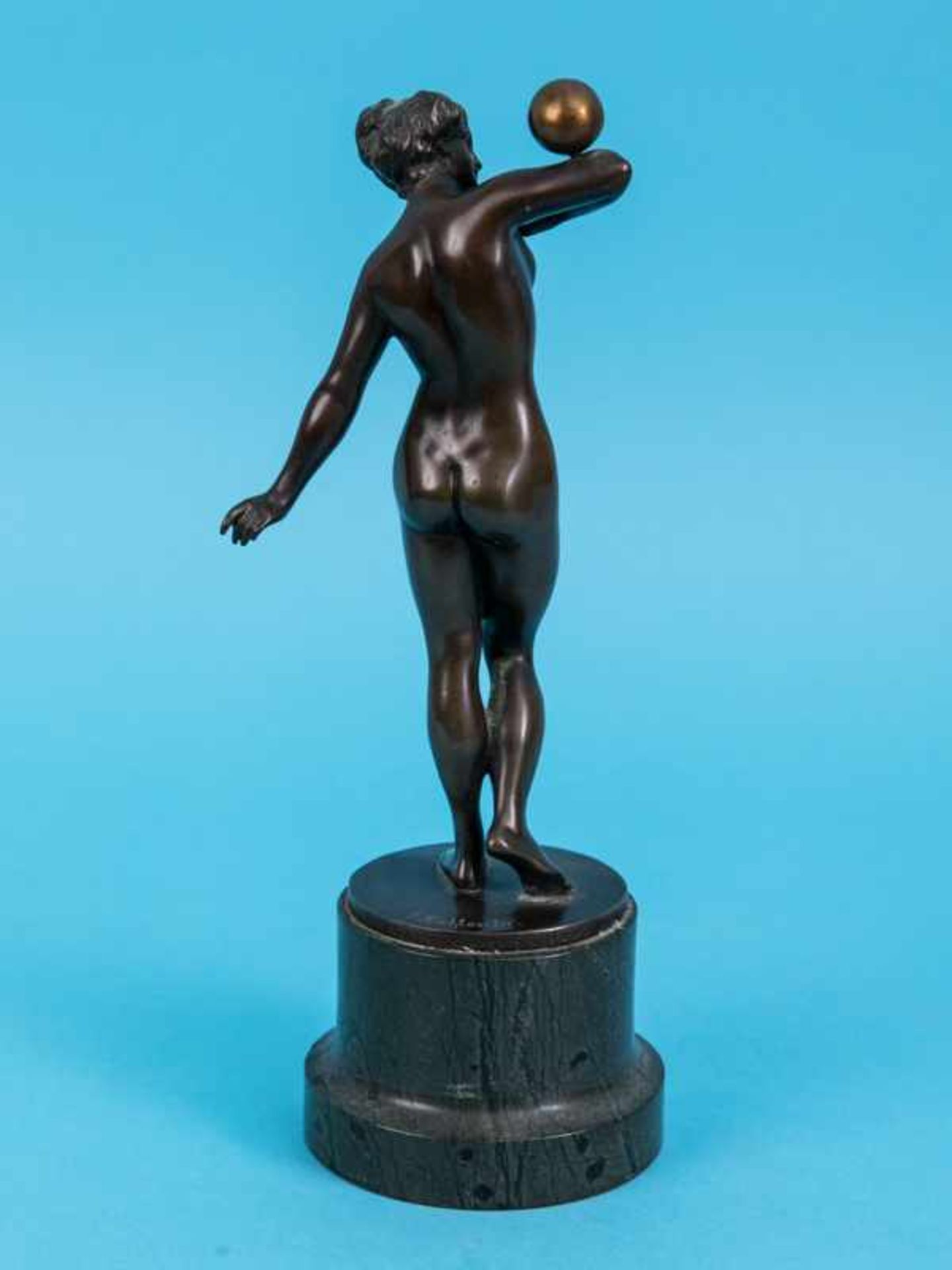 Bildhauer um 1900 (bez. "F. Richter"). Bronzeplastik "Kugelbalancierender weiblicher Akt" auf - Bild 2 aus 7