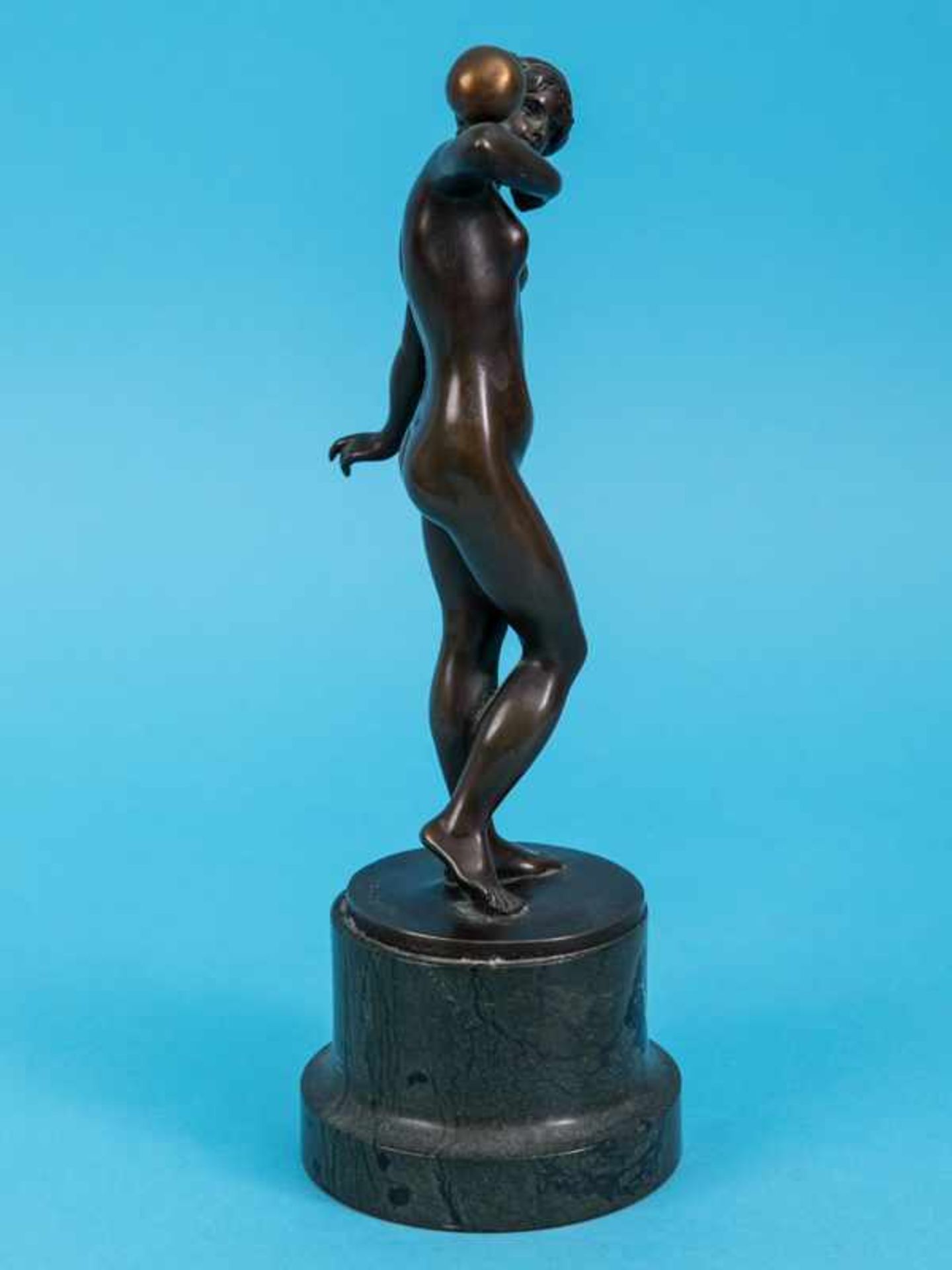 Bildhauer um 1900 (bez. "F. Richter"). Bronzeplastik "Kugelbalancierender weiblicher Akt" auf - Bild 6 aus 7