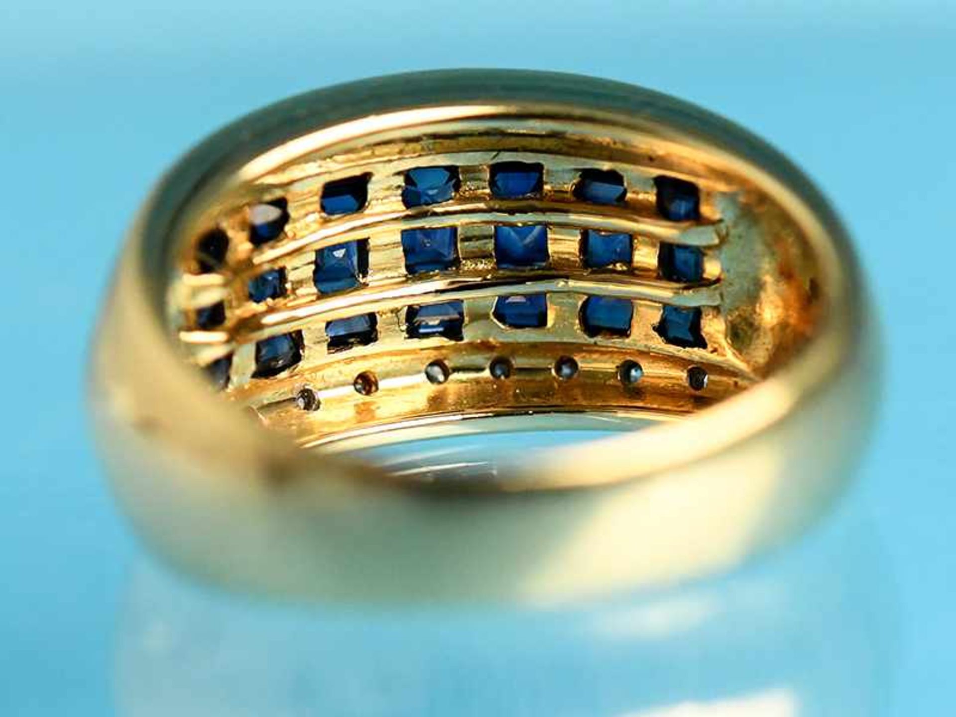 Bandring mit 21 Saphircarrés und 18 Achtkant-Diamanten, 90-er Jahre. 750/- Gelbgold. Gesamtgewicht - Bild 3 aus 4