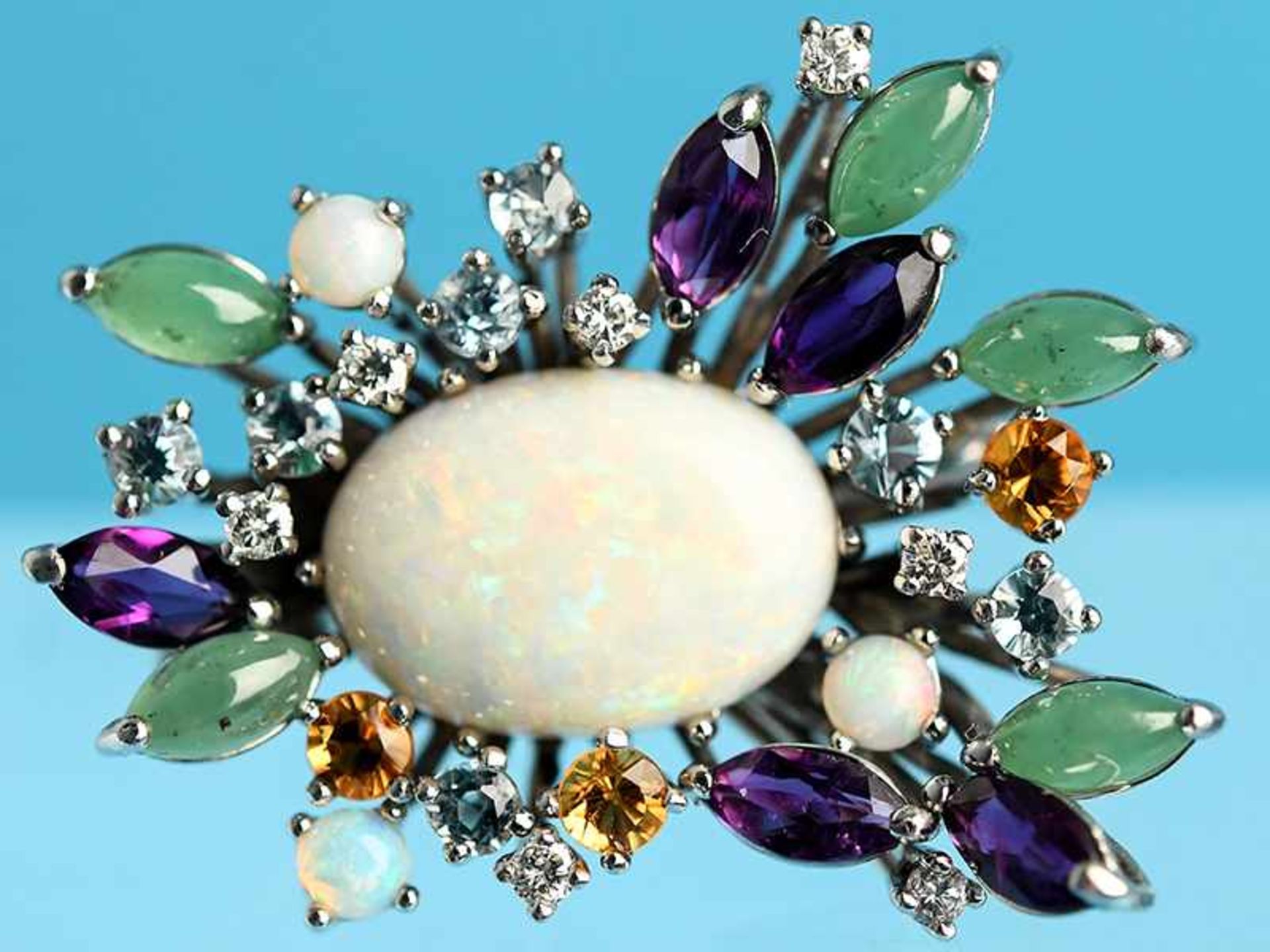 Brosche mit Opal-Cbochons, verschiedenen Farbsteinen und 7 Brillanten, zus. ca. 0,14 ct,