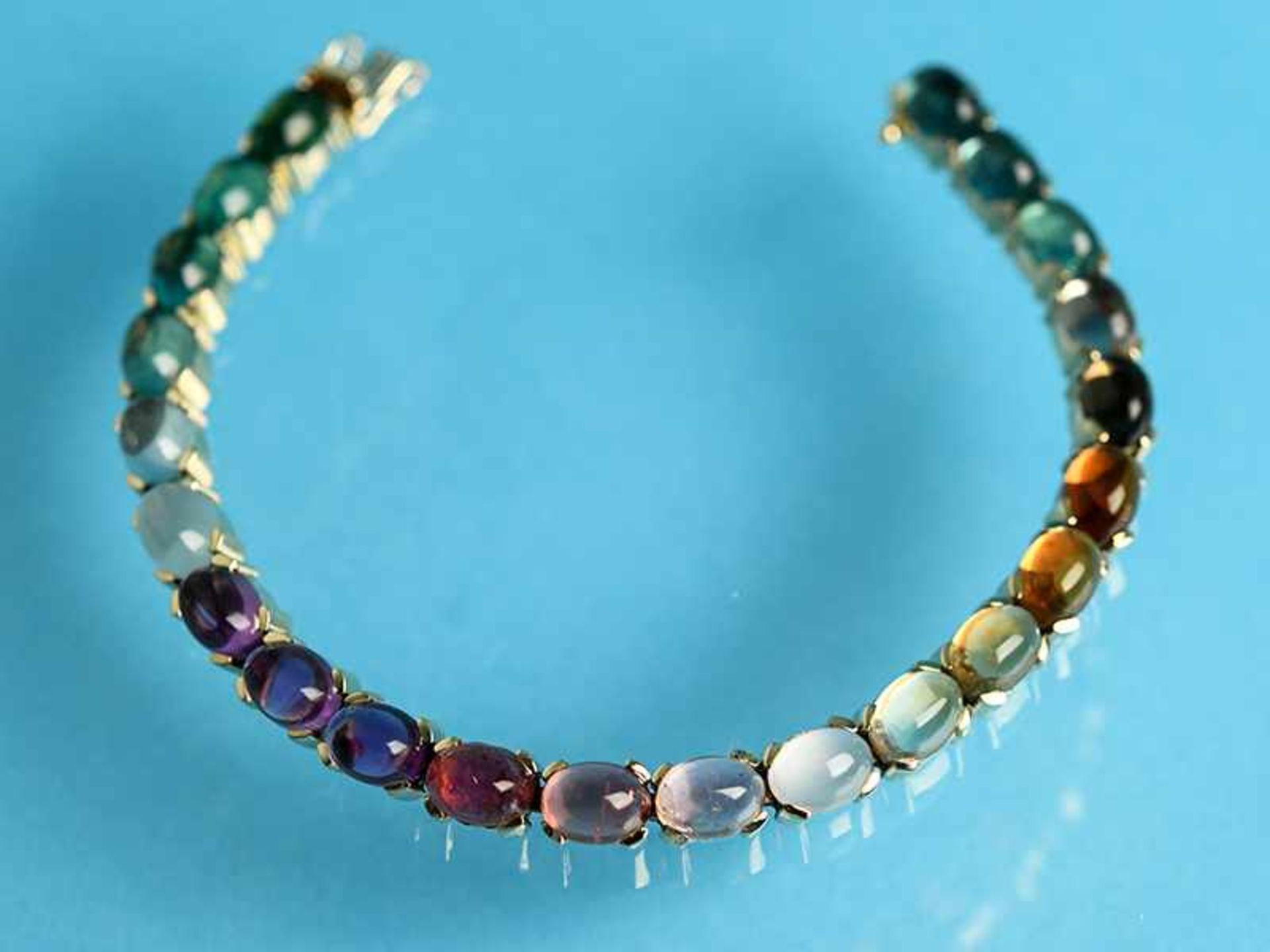 Armband mit Turmalin, Amethyst, Citrin, Rauchquarz und Aquamarin, Goldschmiedearbeit, 20. Jh.