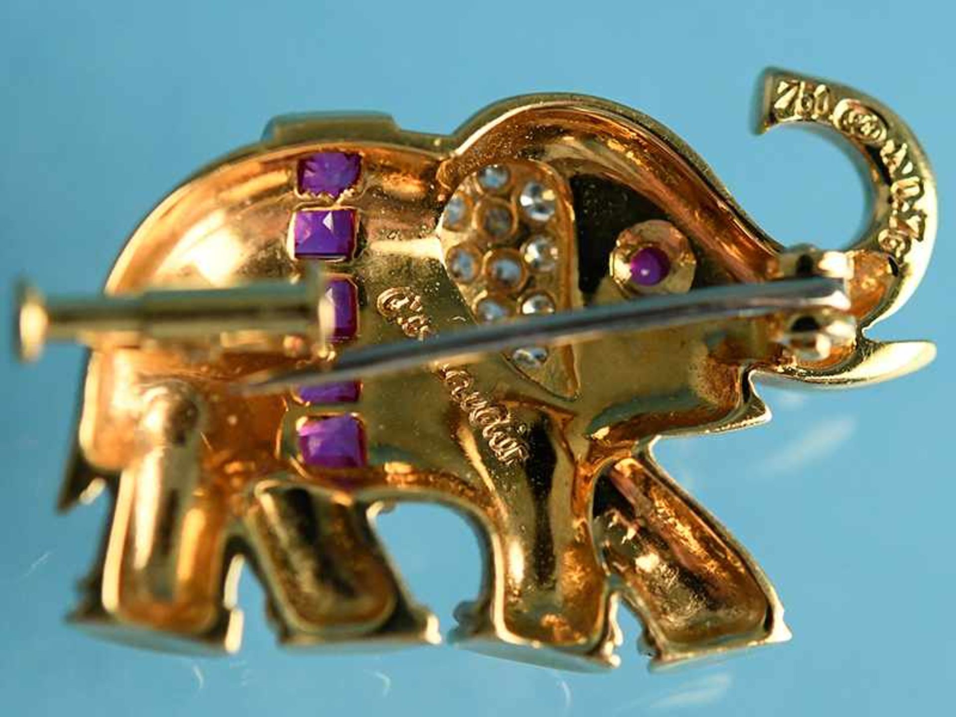 Brosche in Tierform "Elefant" mit 6 Rubinen 0,65 ct und 10 Brillanten 0,14 ct, Juweliersarbeit von - Bild 3 aus 3