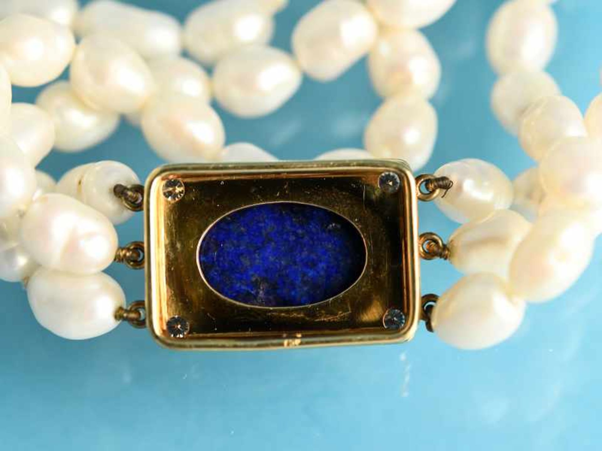 Collier de Chien mit Lapislazuli-Cabochon und 4 Brillanten, zusammen ca. 0,8 ct, Goldschmiedearbeit, - Bild 3 aus 3