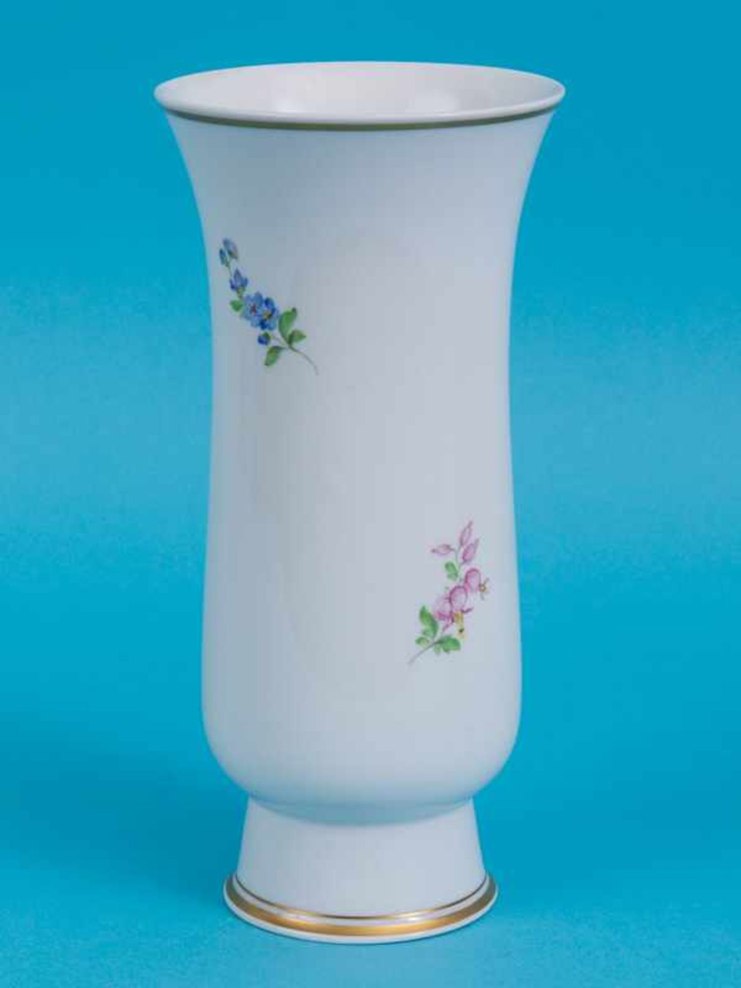 Vase "Deutsche Blume", Meissen, 20. Jh. Weißporzellan mit polychromer "Blume 3"-Dekorbemalung und - Bild 2 aus 3