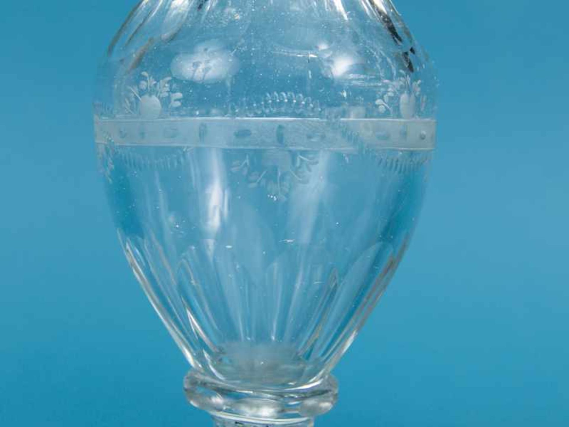 Paar Kristall-Balustervasen, wohl England oder Frankreich, 1. Hälfte 19. Jh. Farbloses Kristall/ - Bild 4 aus 5