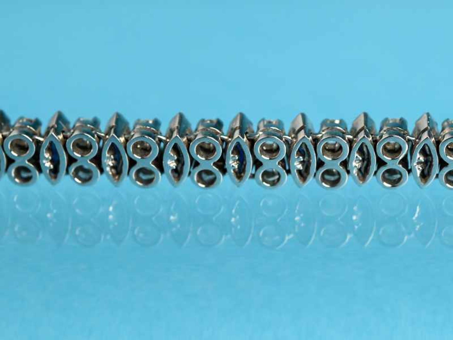 Armband mit 29 Saphire, zusammen ca. 9,30 ct und 58 Brillanten, zus. ca. 2,60 ct, Juweliersarbeit, - Bild 3 aus 4