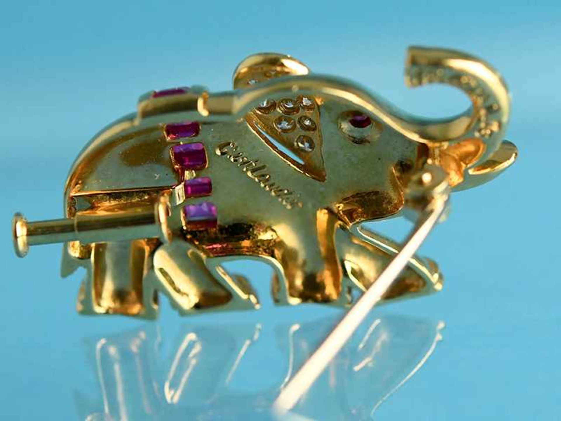 Brosche in Tierform "Elefant" mit 6 Rubinen 0,65 ct und 10 Brillanten 0,14 ct, Juweliersarbeit von - Bild 2 aus 3