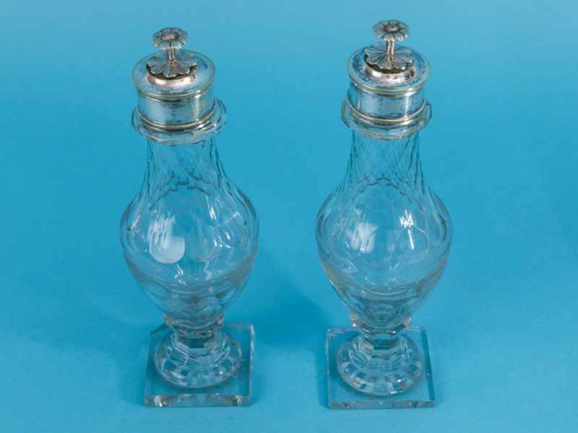 Paar Kristall-Balustervasen, wohl England oder Frankreich, 1. Hälfte 19. Jh. Farbloses Kristall/ - Bild 5 aus 5