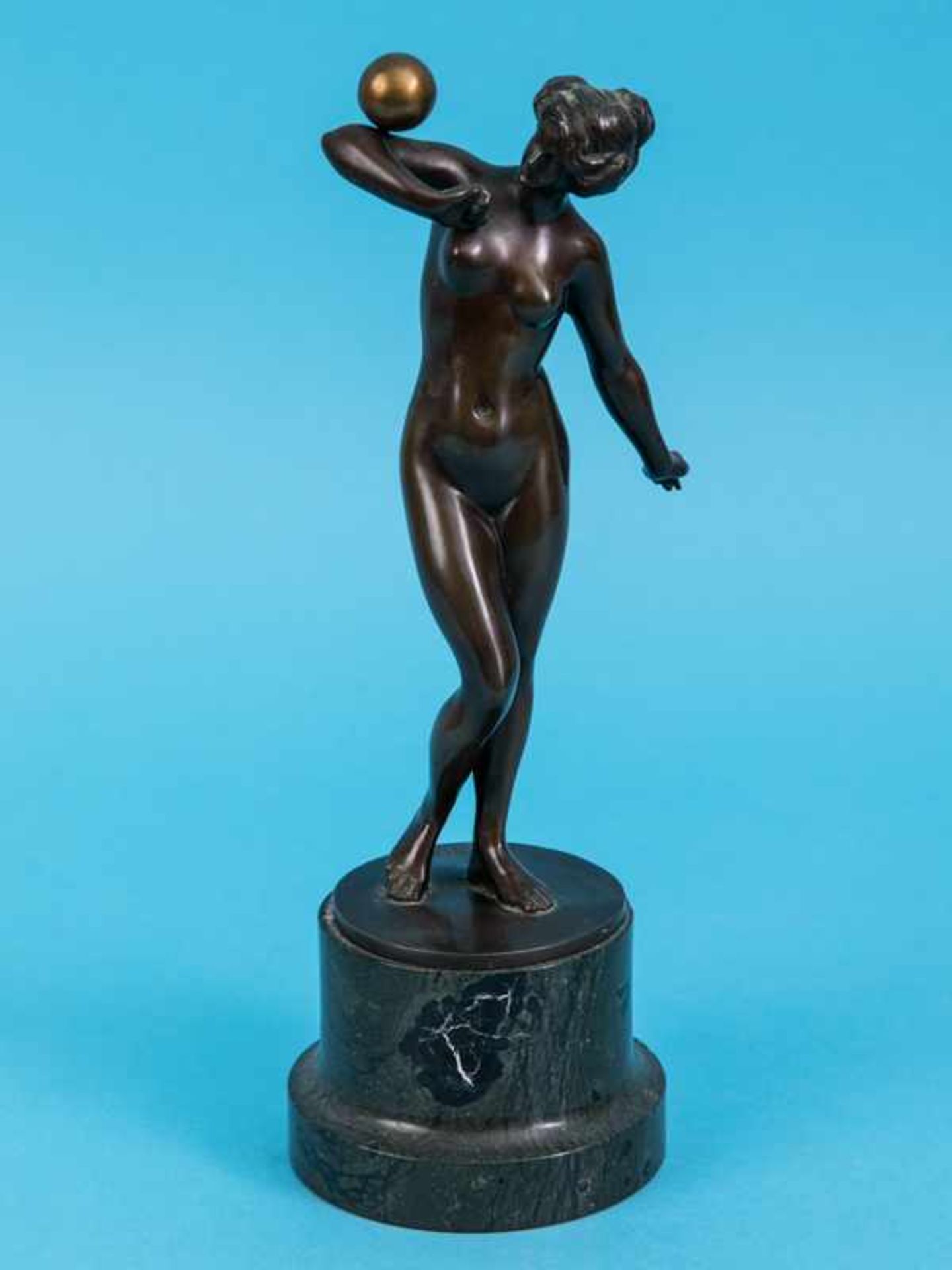 Bildhauer um 1900 (bez. "F. Richter"). Bronzeplastik "Kugelbalancierender weiblicher Akt" auf