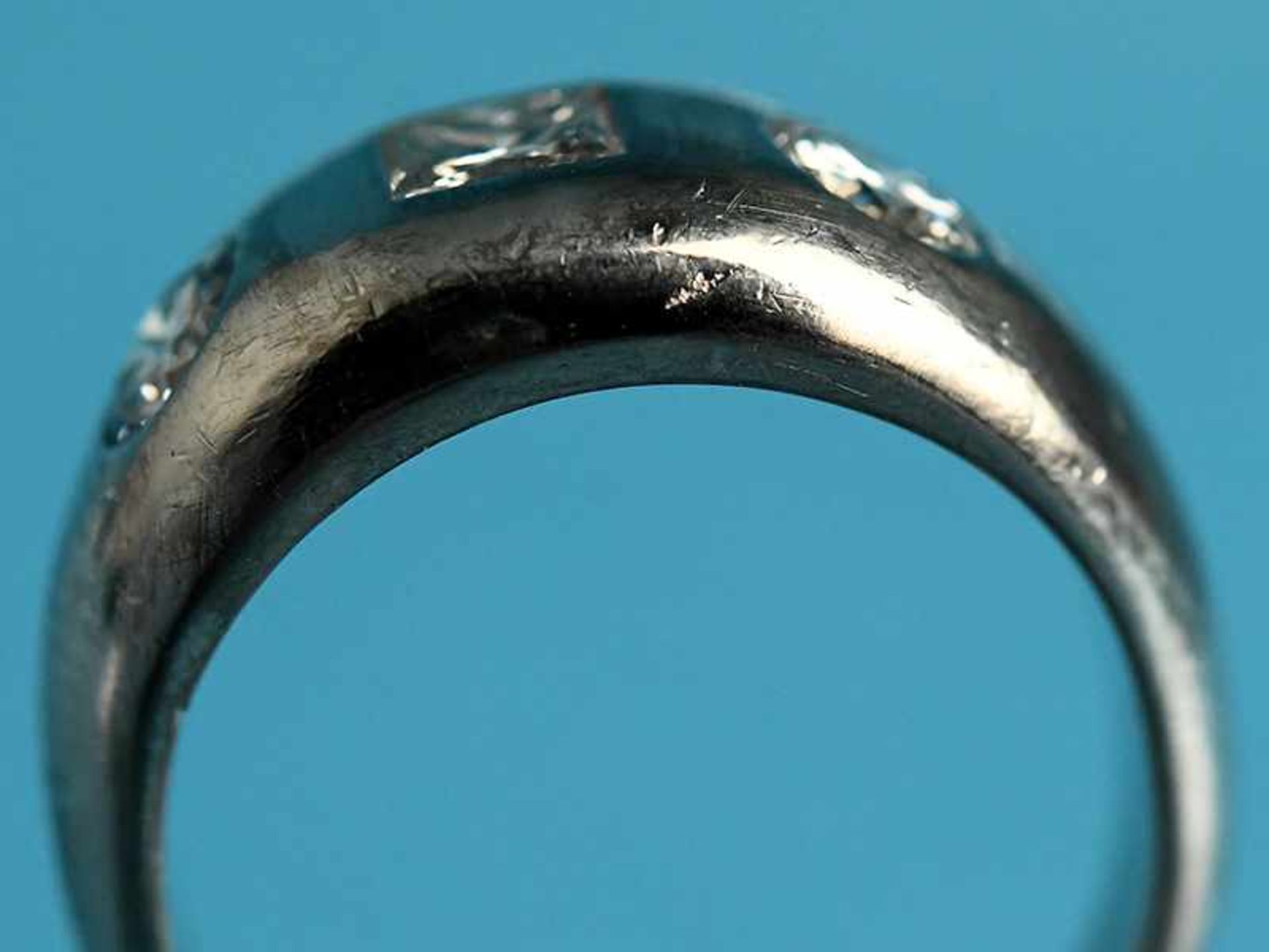 Bandring mit Diamantcarree und 2 Brillanten, zusammen ca. 1 ct, 80-er Jahre. 750/- Weißgold. - Image 5 of 5