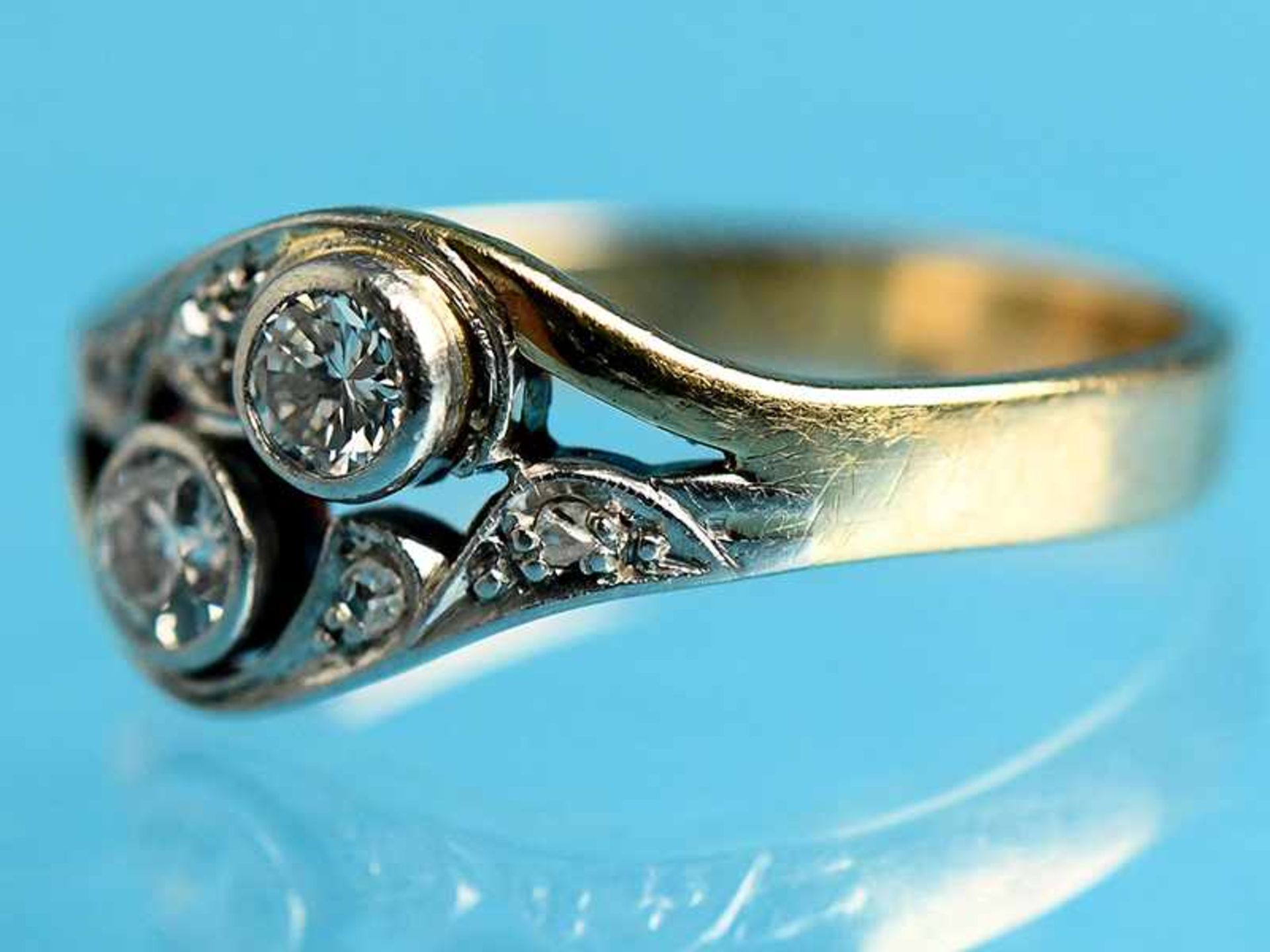 Ring mit 2 Altschliff-Diamanten, zusammen ca. 0,3 ct, 20. Jh. 585/- Gelbgold mit Silber parkettiert. - Bild 2 aus 3