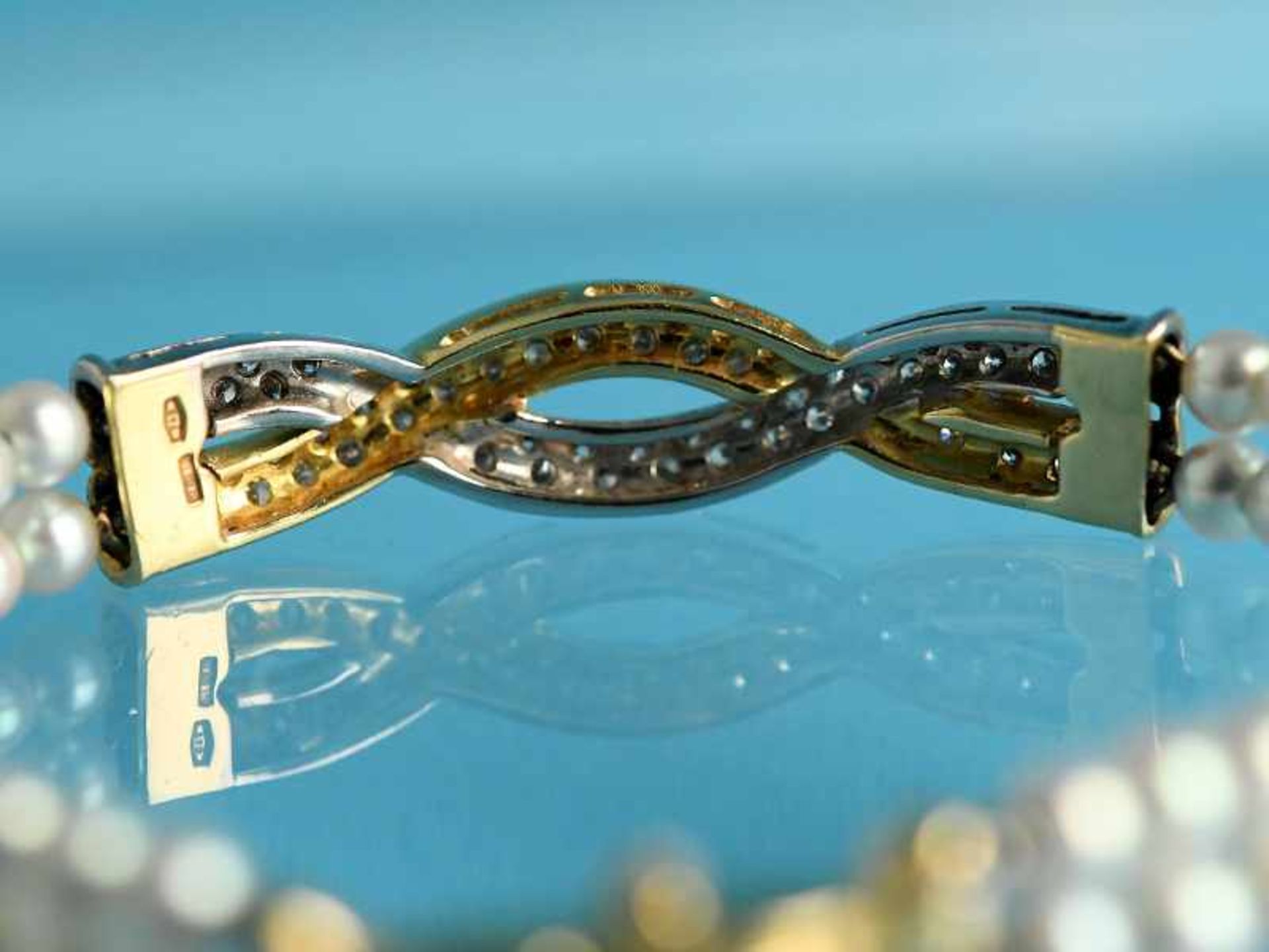 Armband mit 68 Brillanten und Akoja-Perlen, 80- er Jahre 750/- Gelb- und Weißgold. Gesamtgewicht ca. - Image 2 of 5