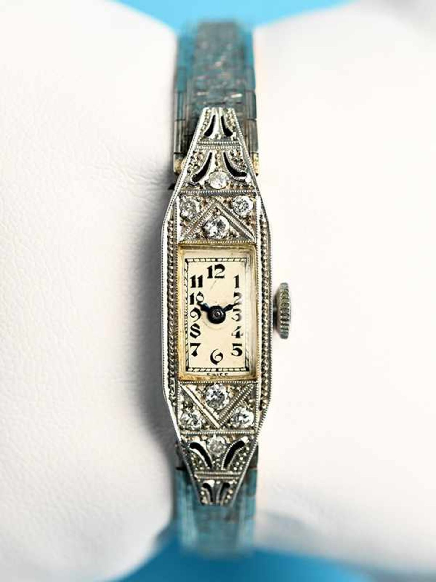 Damenarmbanduhr mit 8 Diamanten, zusammen ca. 0,2 ct, Art Déco und einem Armband, 20. Jh.