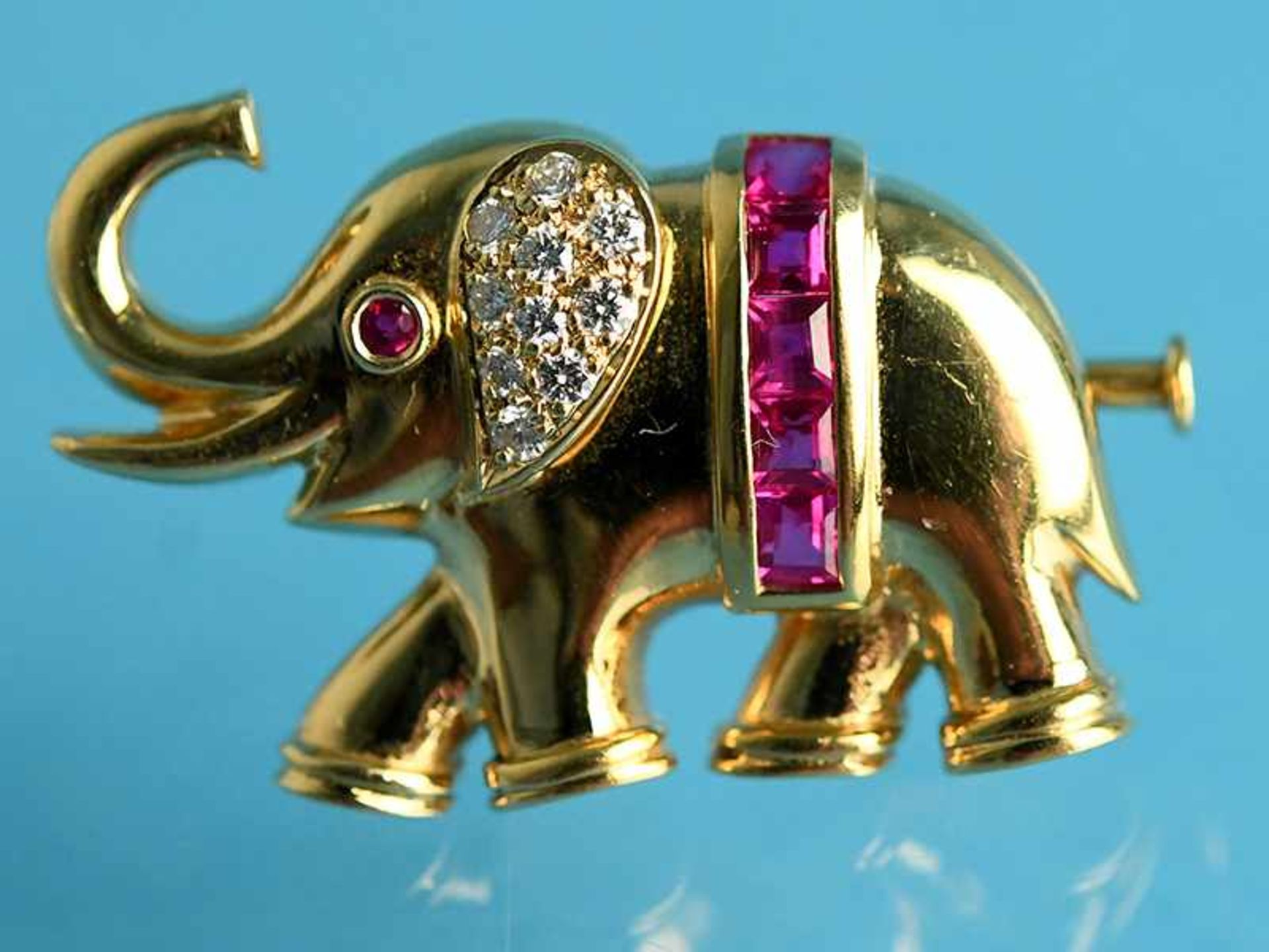 Brosche in Tierform "Elefant" mit 6 Rubinen 0,65 ct und 10 Brillanten 0,14 ct, Juweliersarbeit von