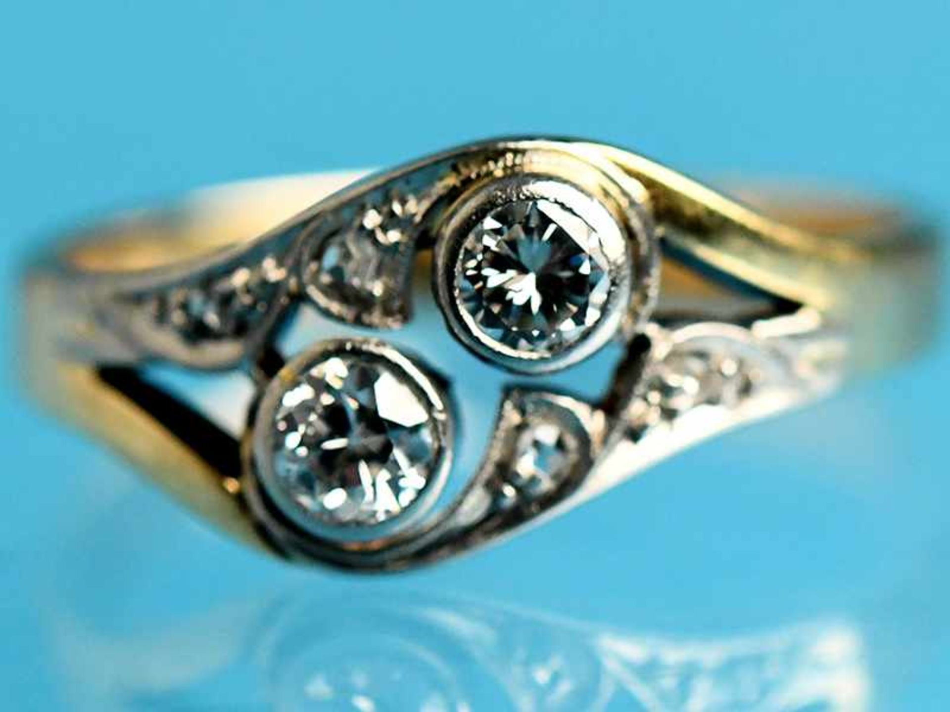 Ring mit 2 Altschliff-Diamanten, zusammen ca. 0,3 ct, 20. Jh. 585/- Gelbgold mit Silber parkettiert.