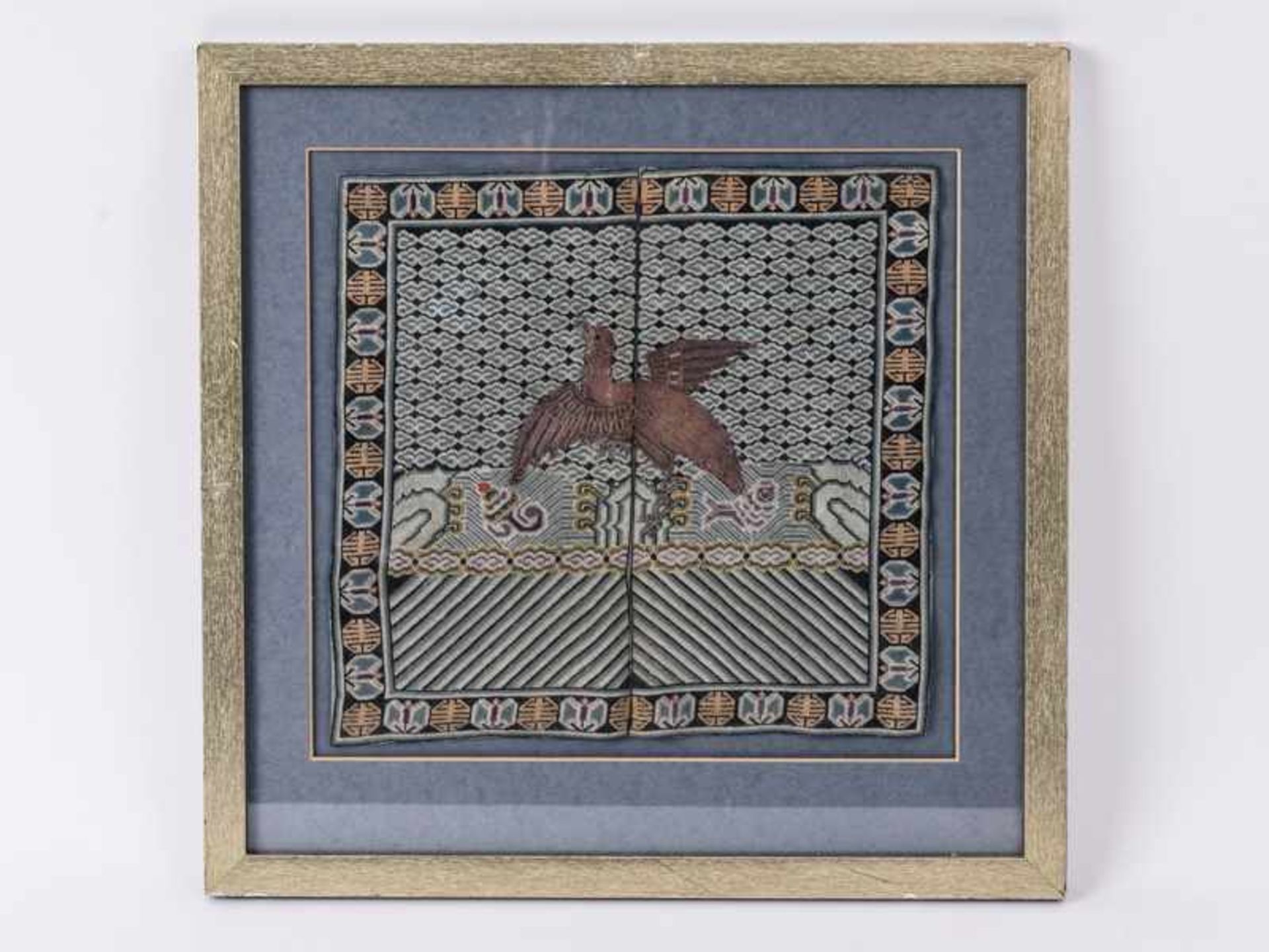 Gerahmte Bild-Stickerei "Phönixvogel", China, um 1900. Verschiedene Textilien, u.a.